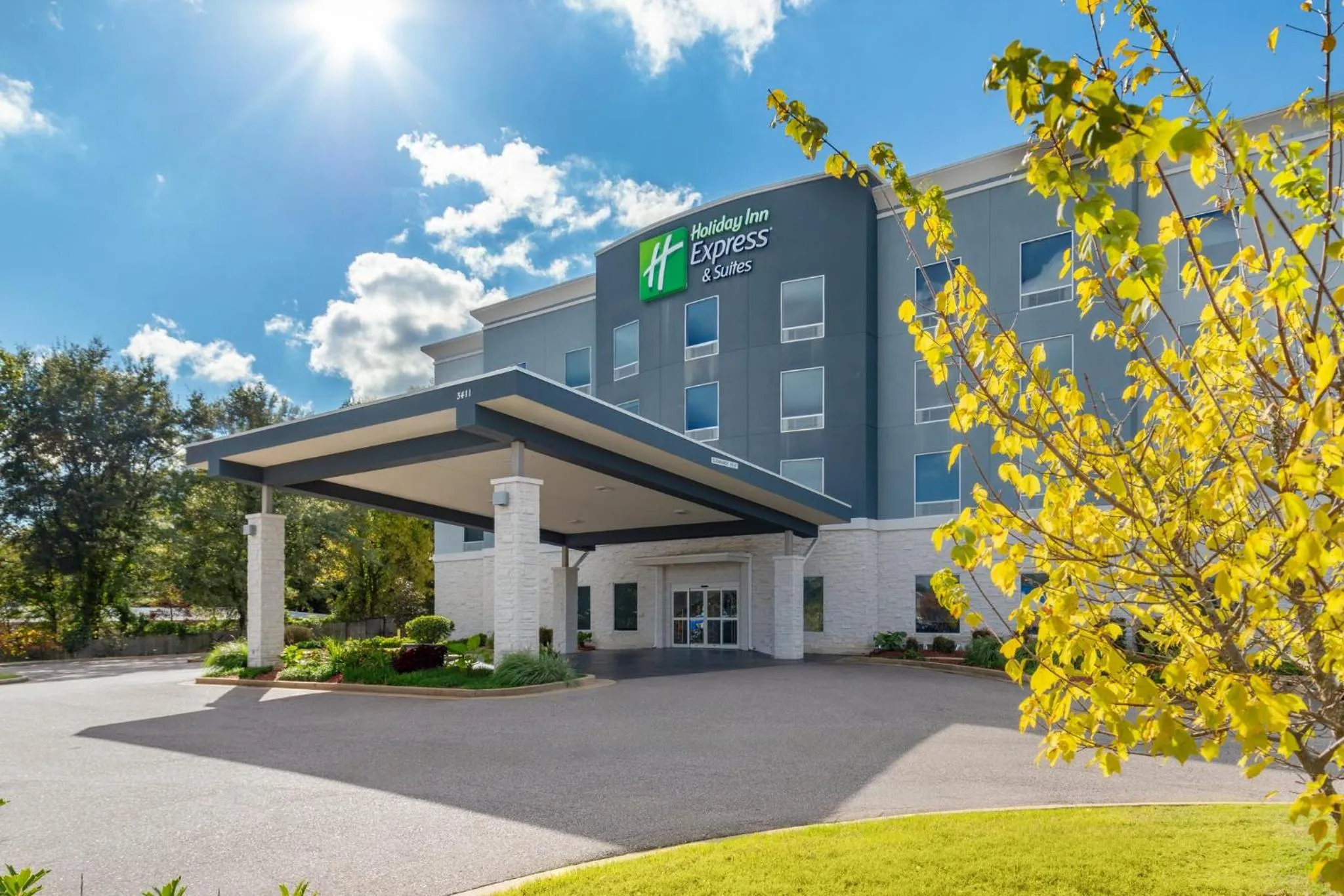 Property building in Holiday Inn Express & Suites Memphis Arpt Elvis Presley Blv by IHG