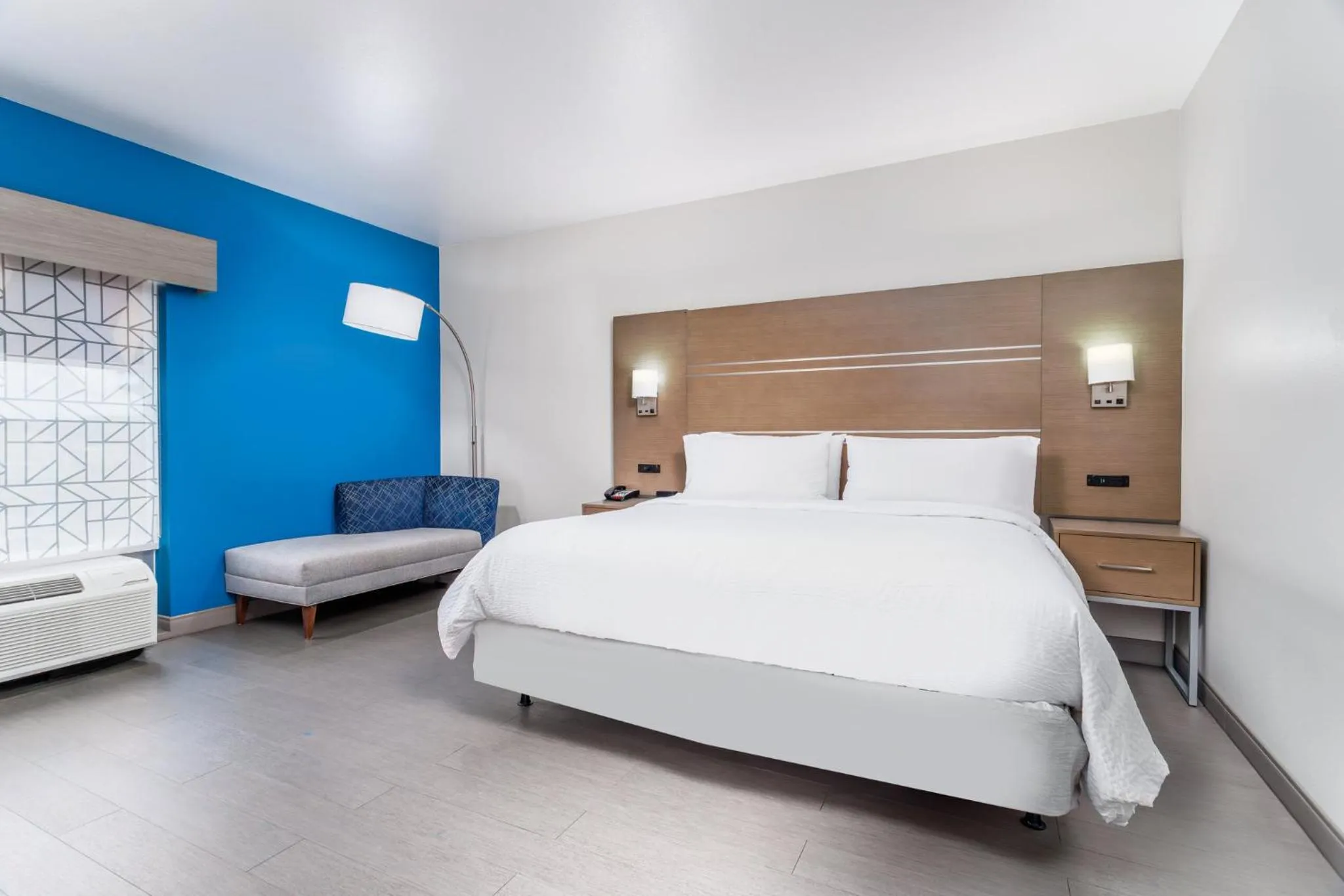 Photo of the whole room, Bed in Holiday Inn Express & Suites Memphis Arpt Elvis Presley Blv by IHG