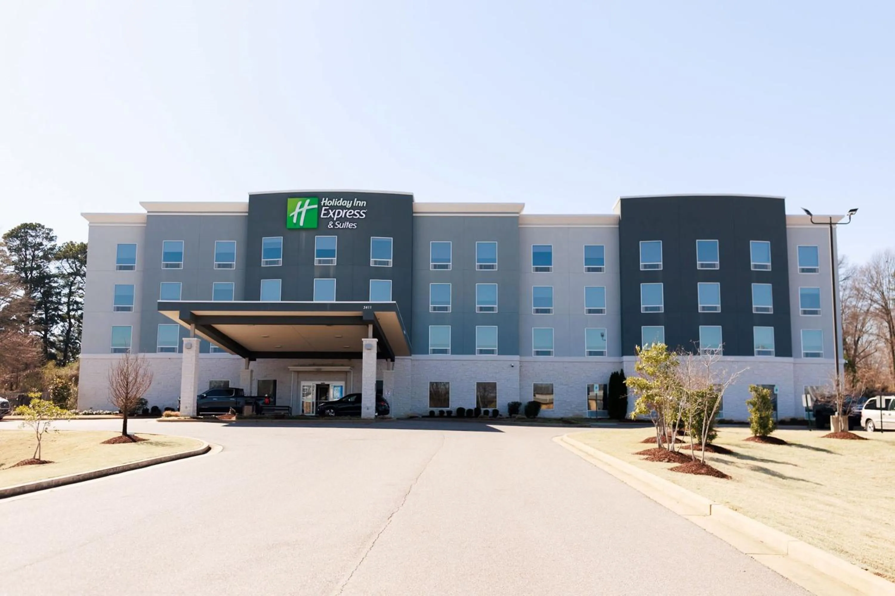Property building in Holiday Inn Express & Suites Memphis Arpt Elvis Presley Blv by IHG