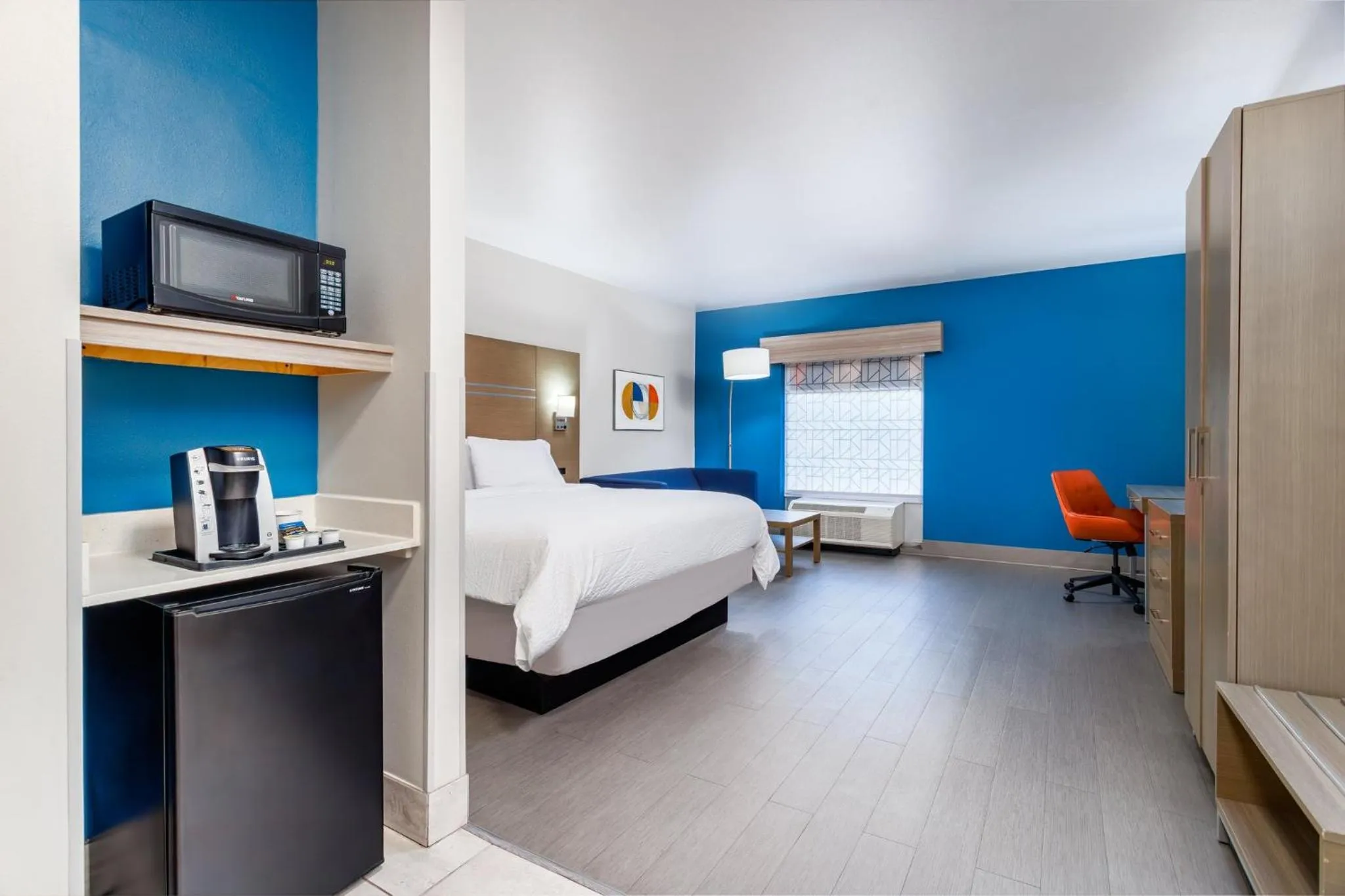 Photo of the whole room, Bed in Holiday Inn Express & Suites Memphis Arpt Elvis Presley Blv by IHG