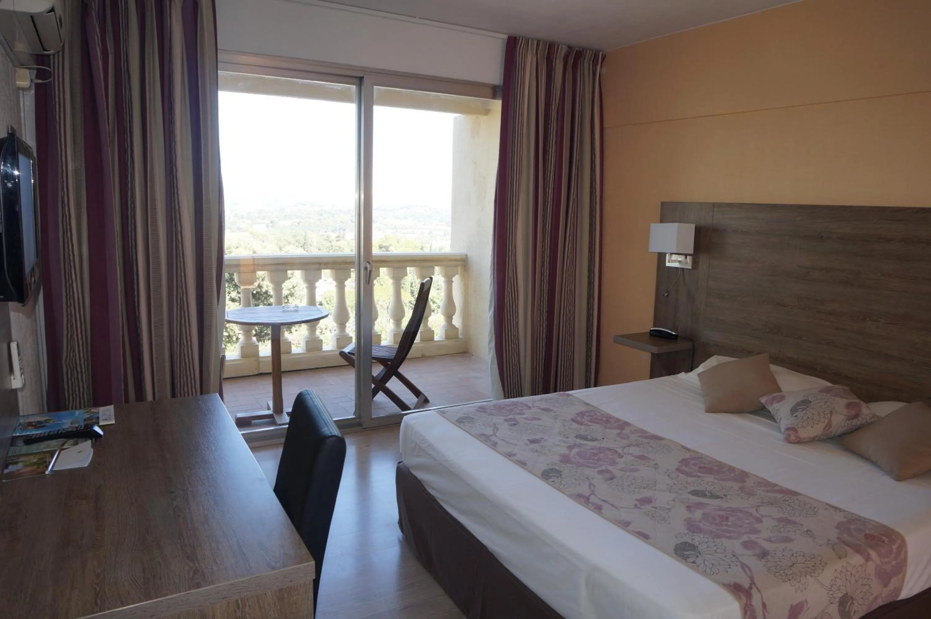 Bed in Logis Hotel Le Col De L'ange