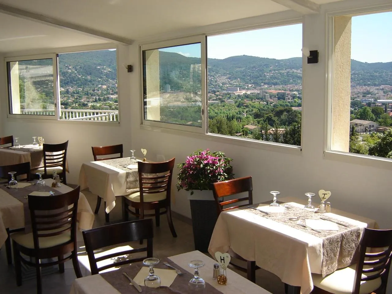 Restaurant/places to eat in Logis Hotel Le Col De L'ange