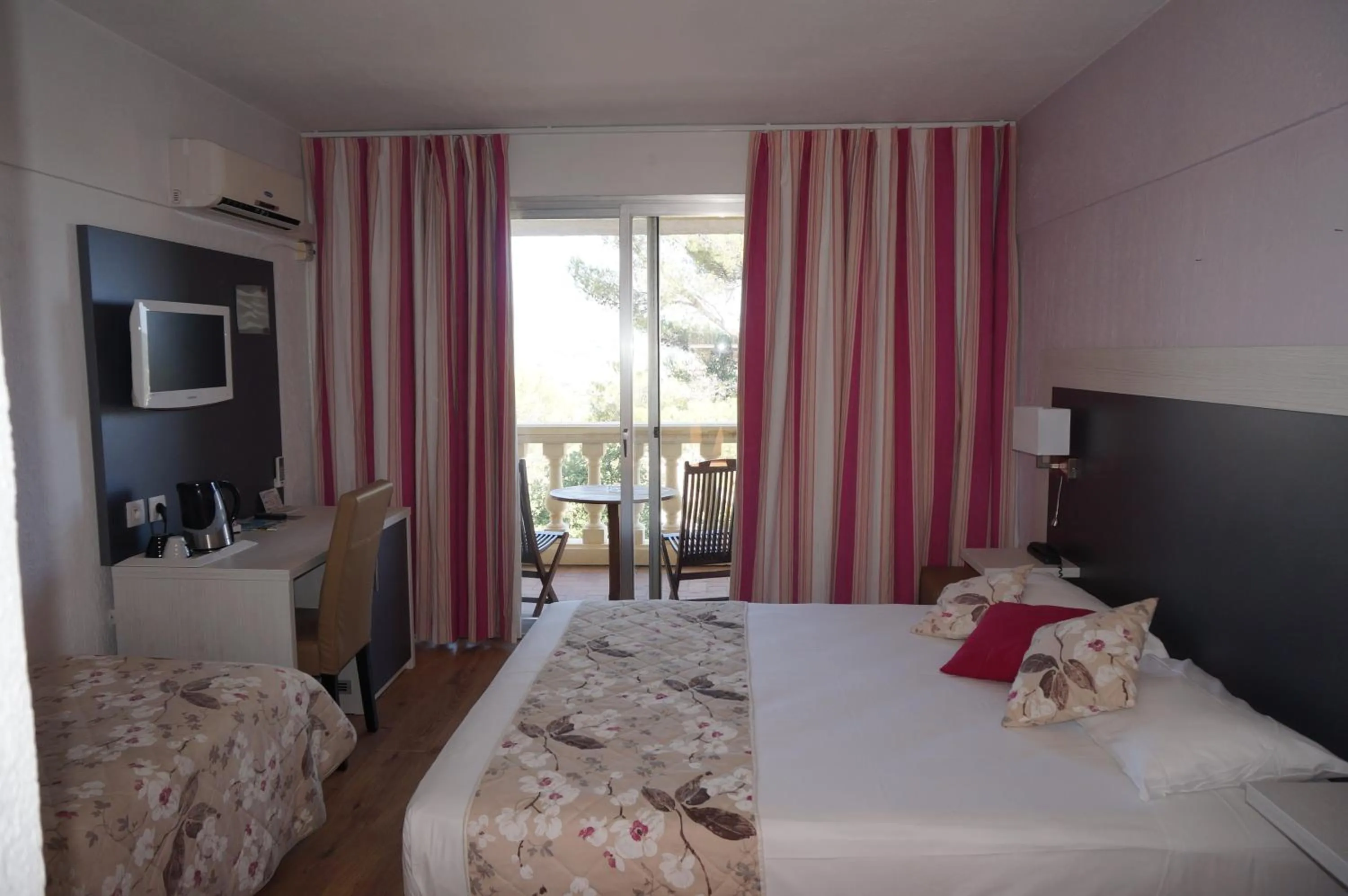 Bed in Logis Hotel Le Col De L'ange