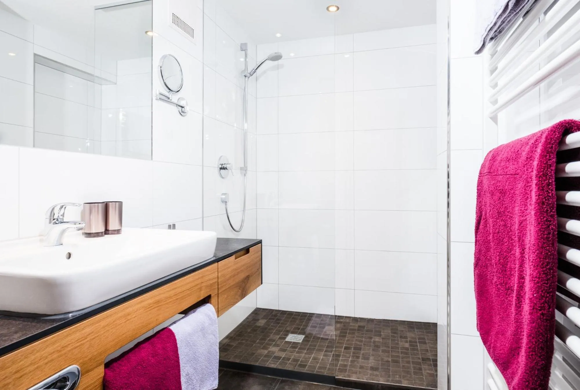 Bathroom, Bed in Hotel Garni Krumbach