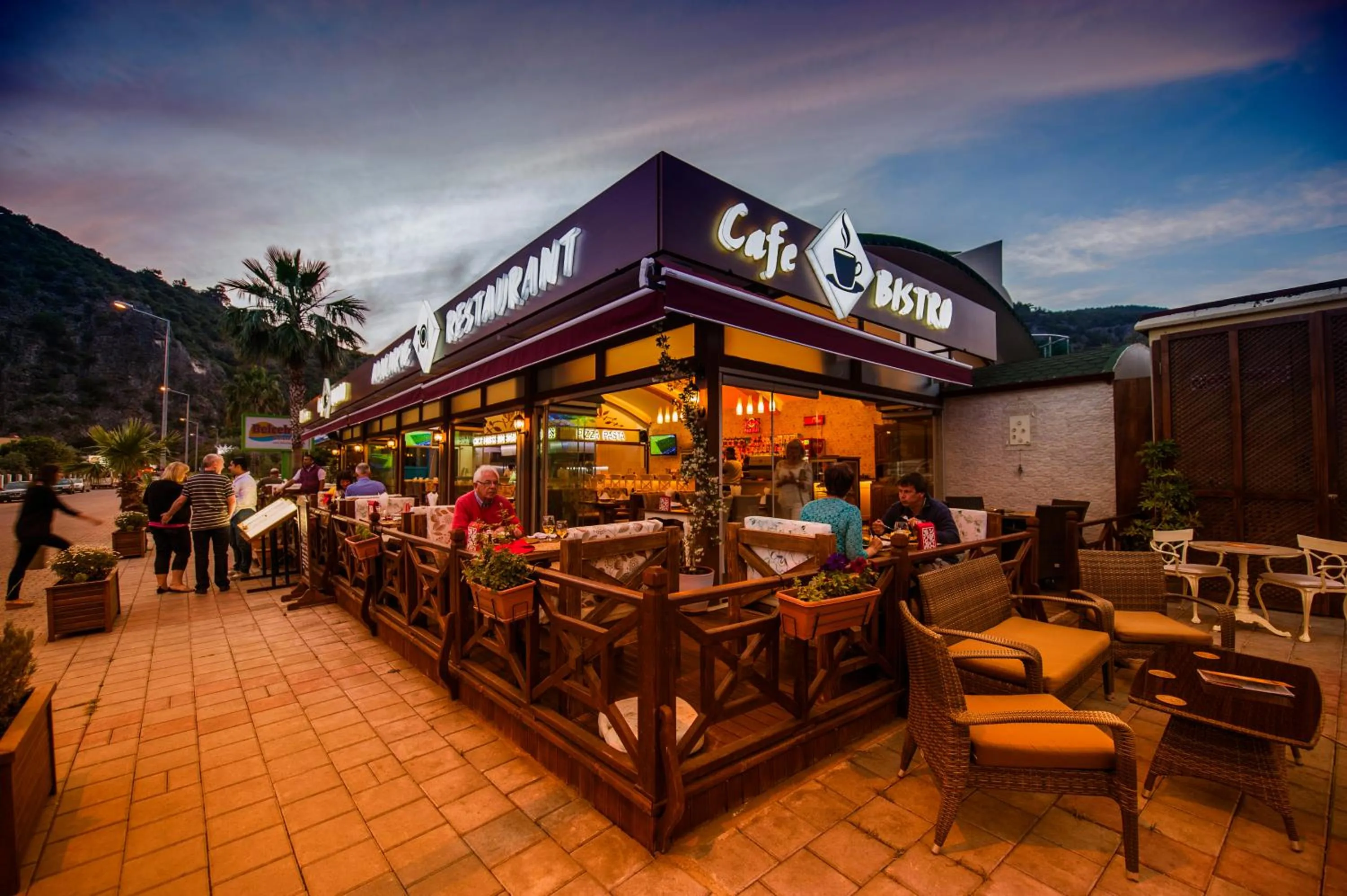 Restaurant/places to eat in Belcehan Beach