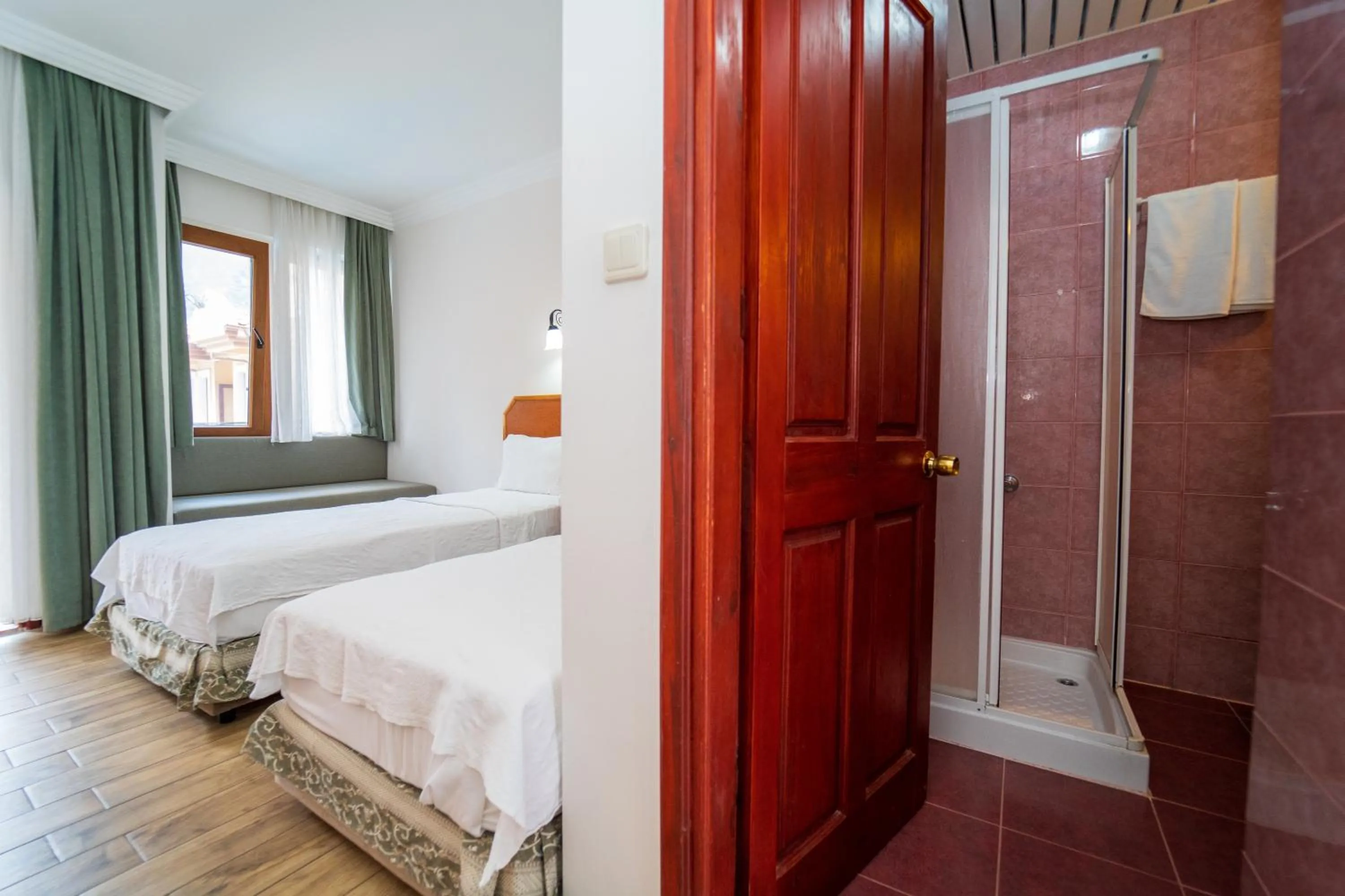 Shower, Bed in Belcehan Beach