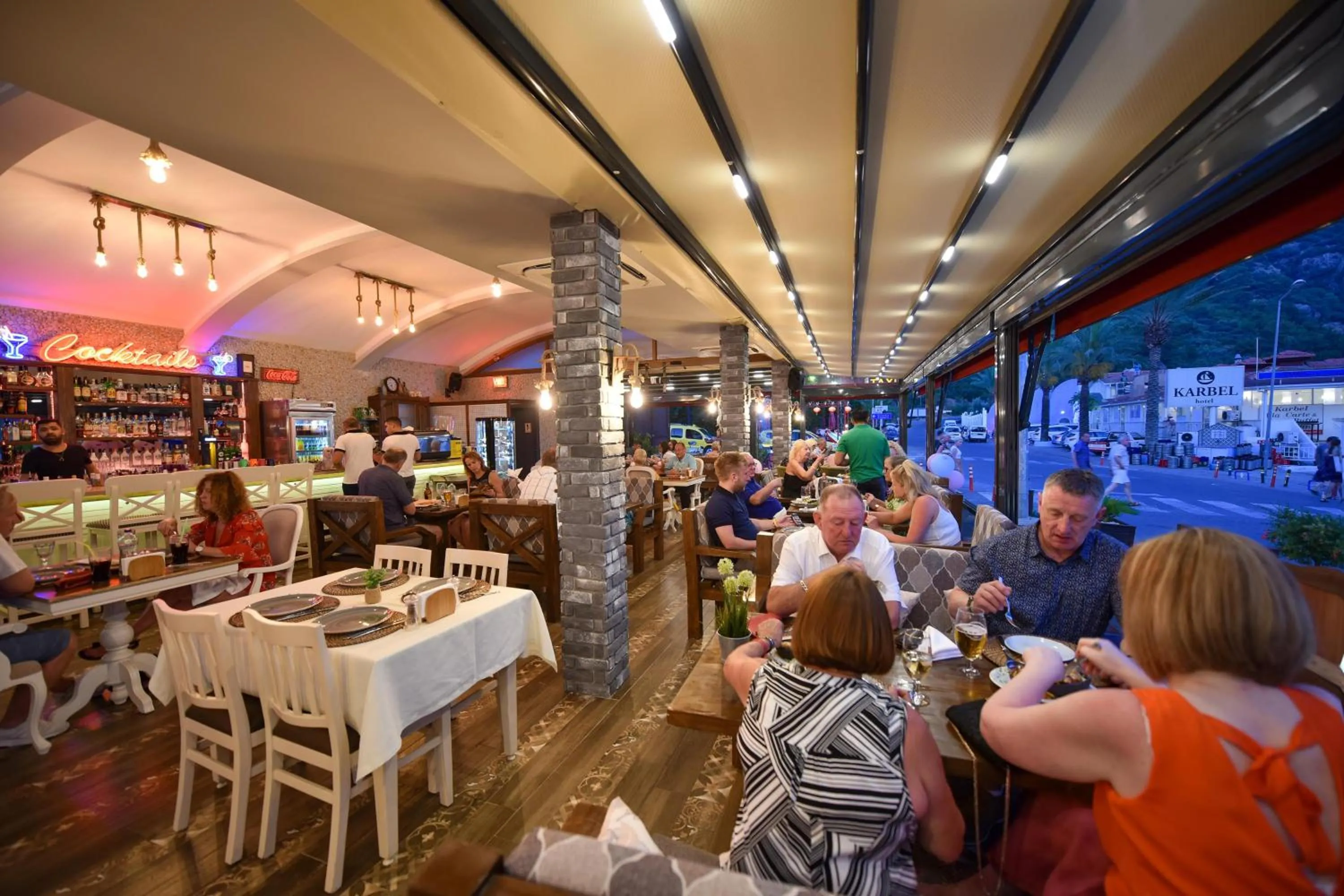 Restaurant/places to eat in Belcehan Hotel