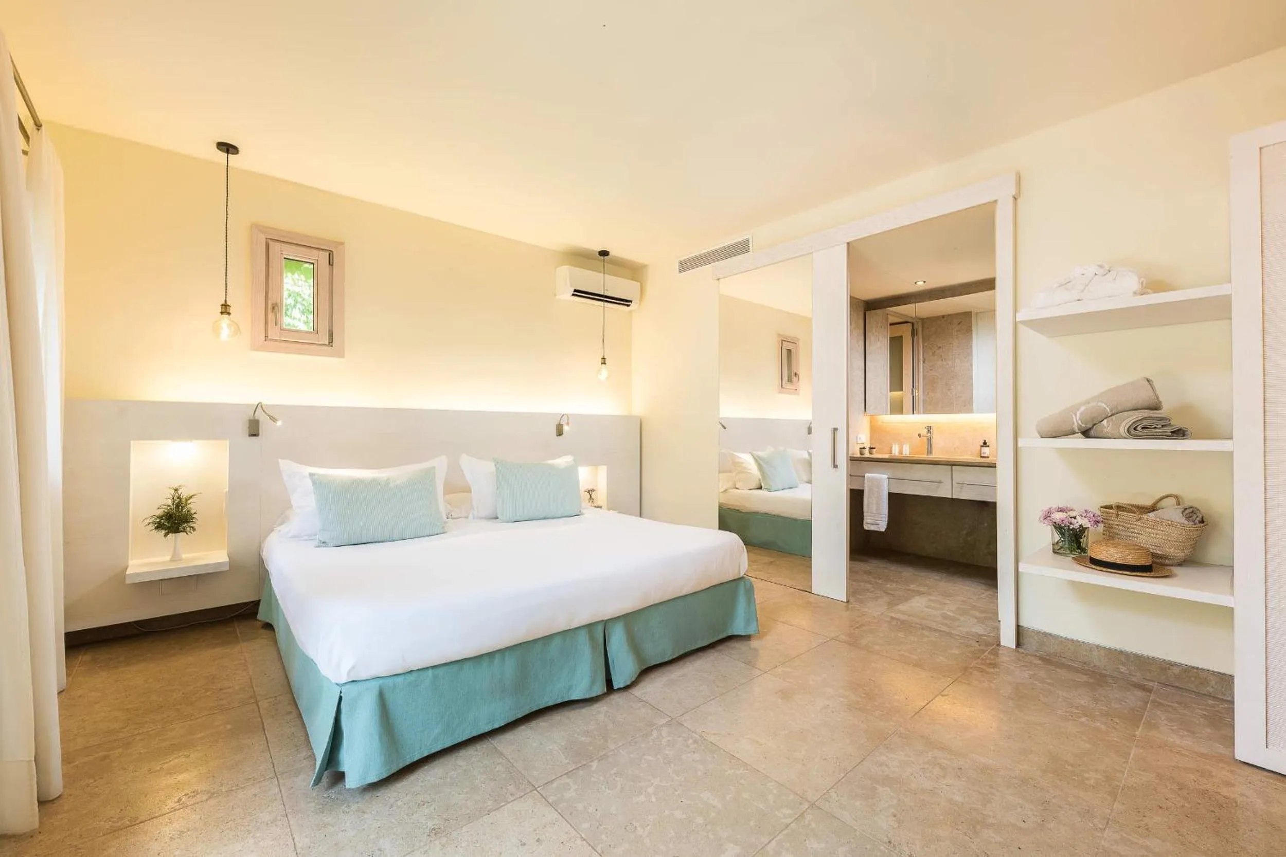 Bed in Hotel Sa Franquesa Nova