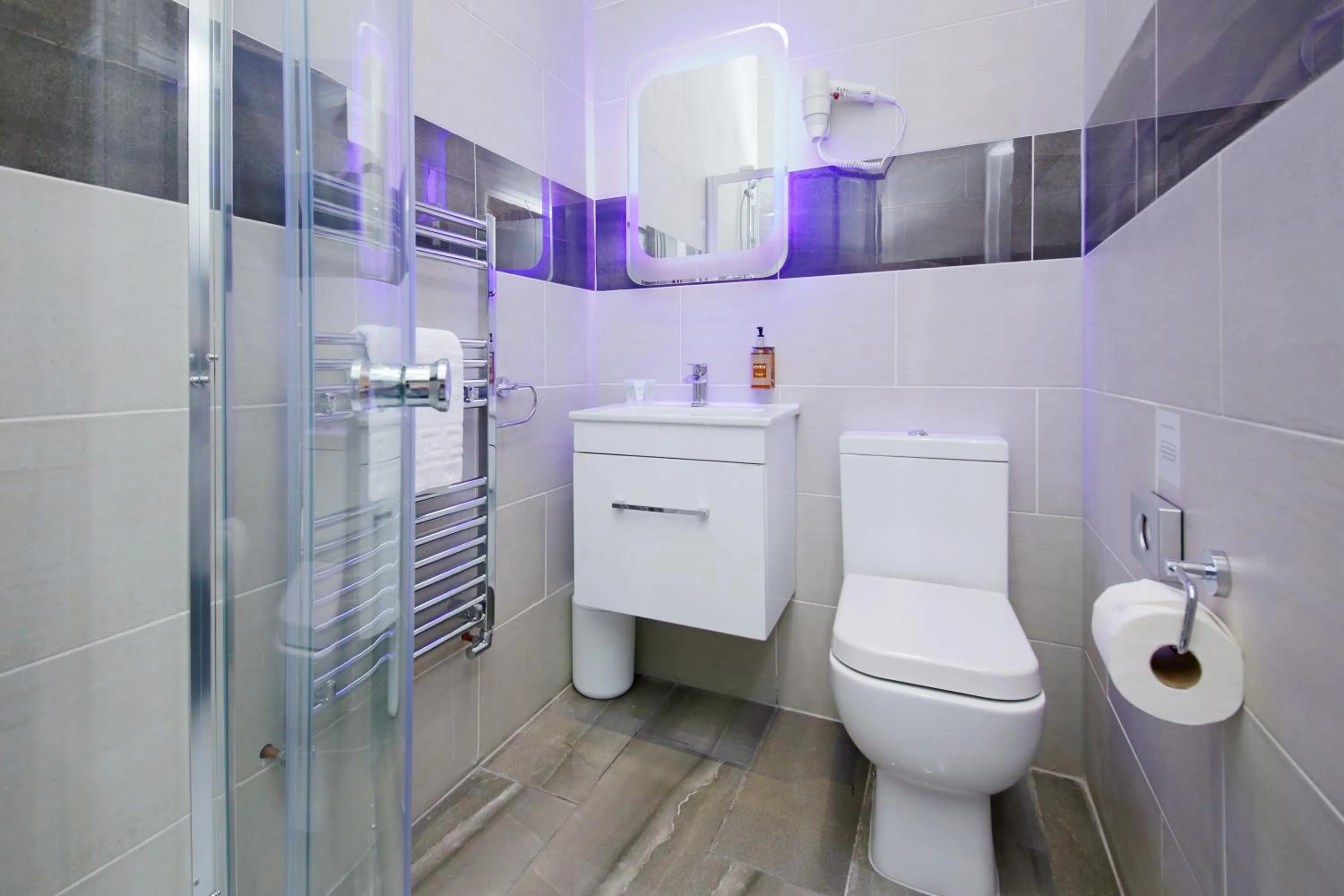 Shower in Imperial Guest House Ltd.