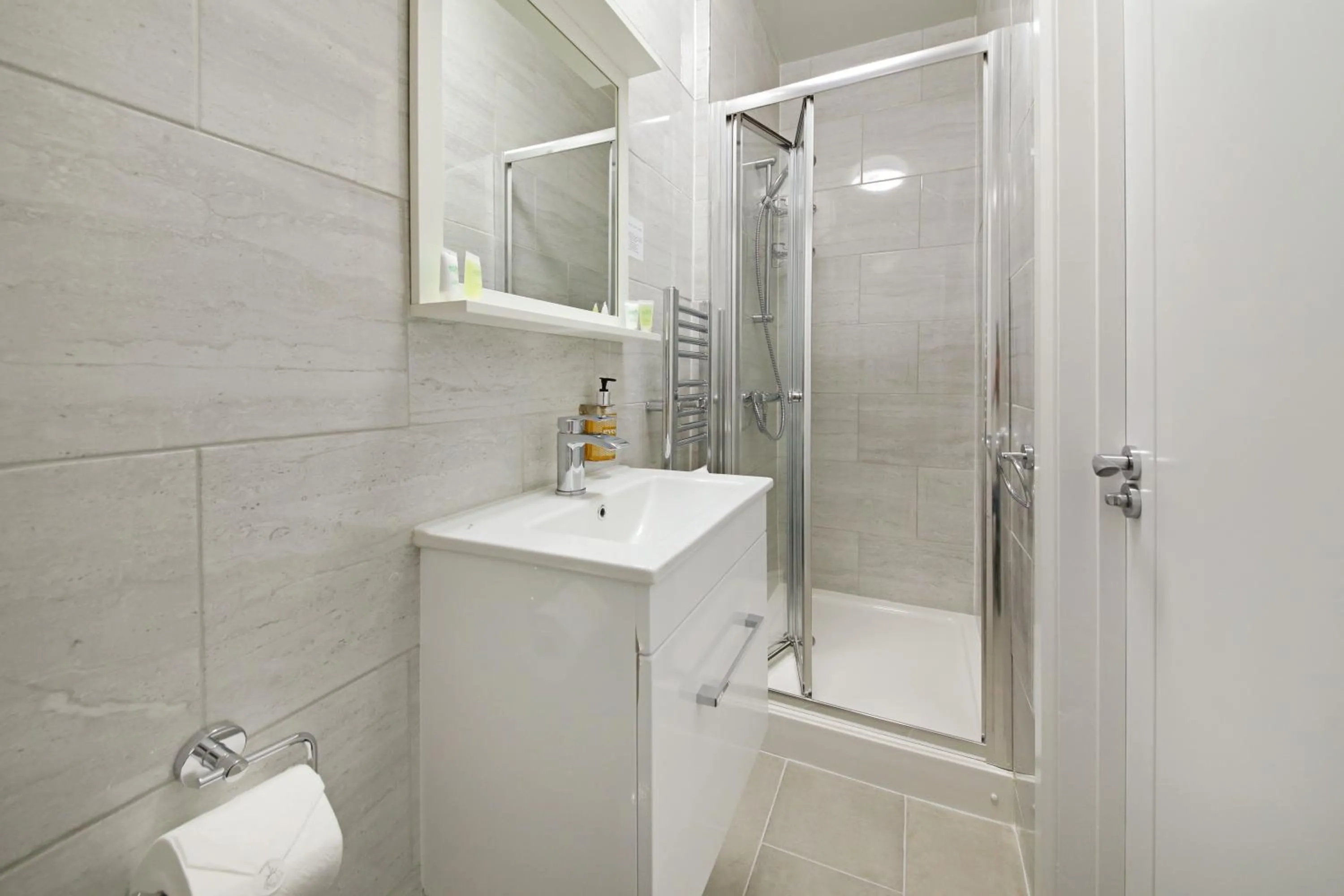 Shower in Imperial Guest House Ltd.