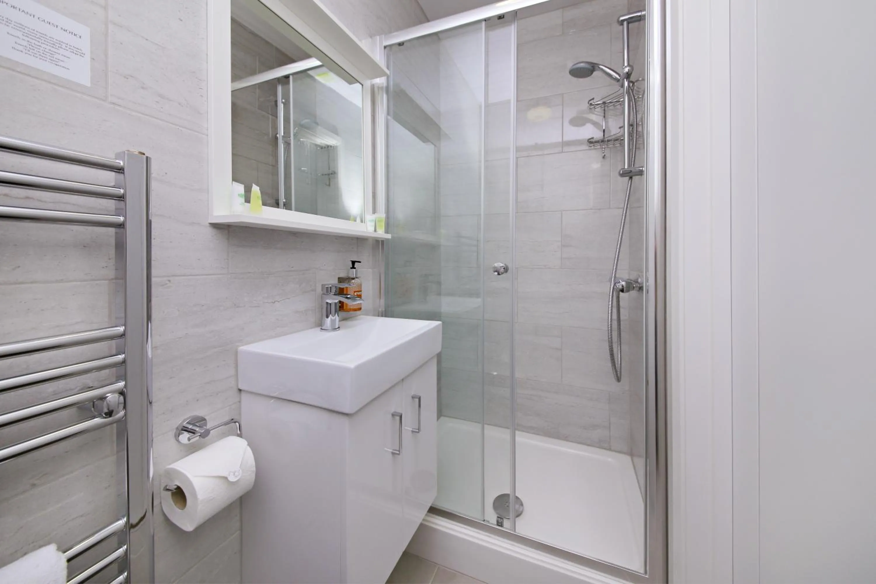 Shower in Imperial Guest House Ltd.