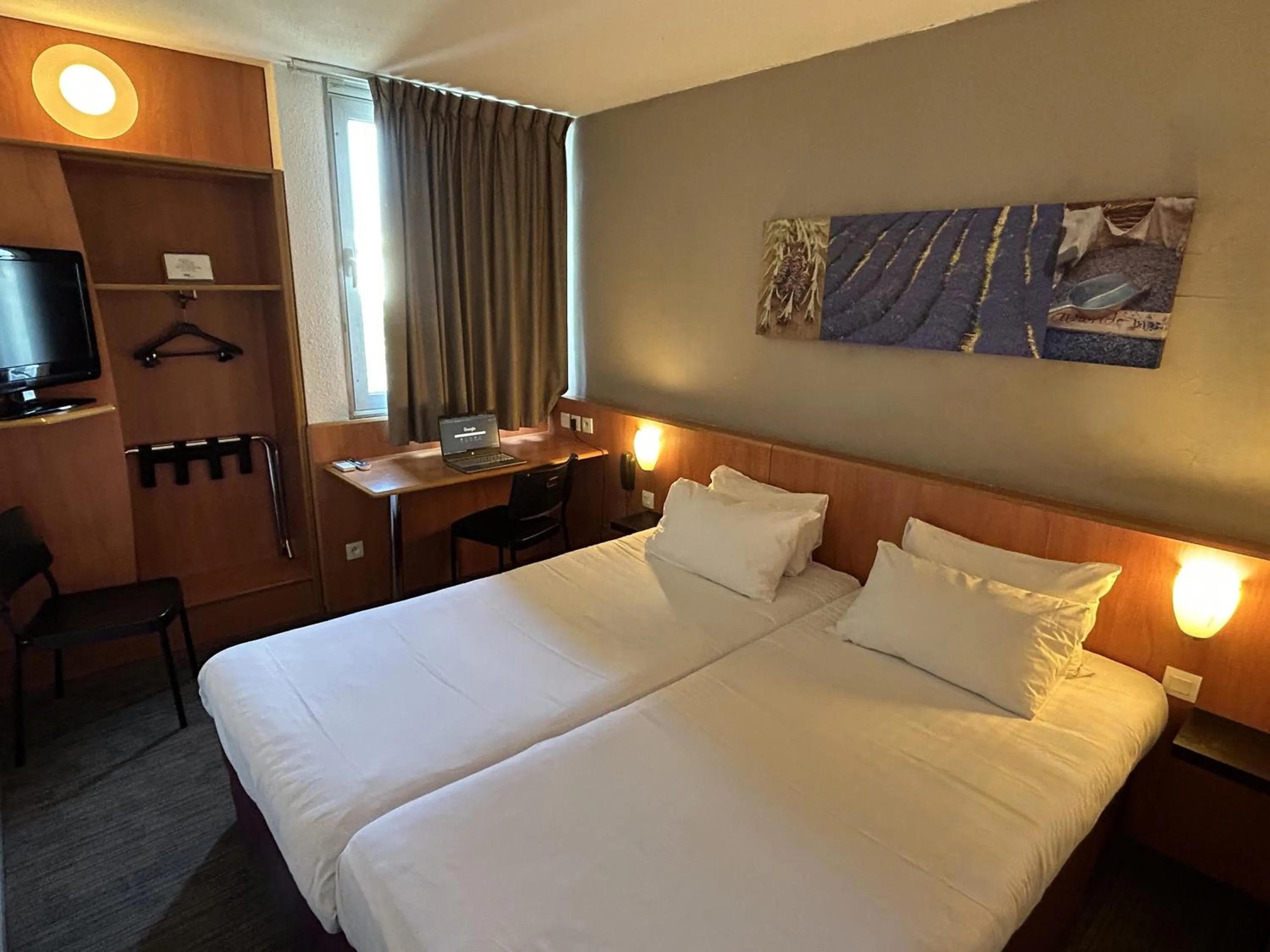 Bed in Kyriad Martigues Sud