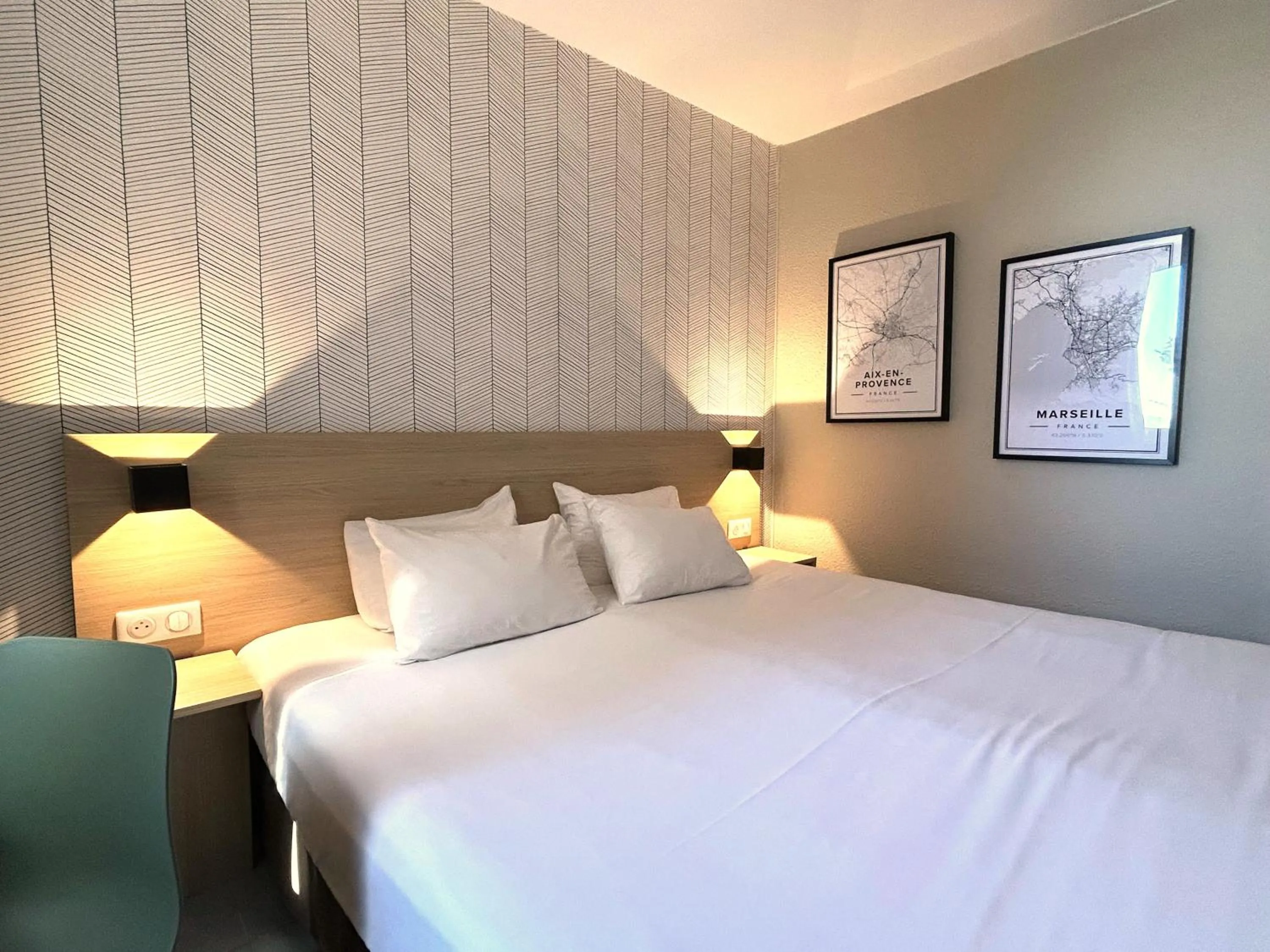 Bed in Kyriad Martigues Sud