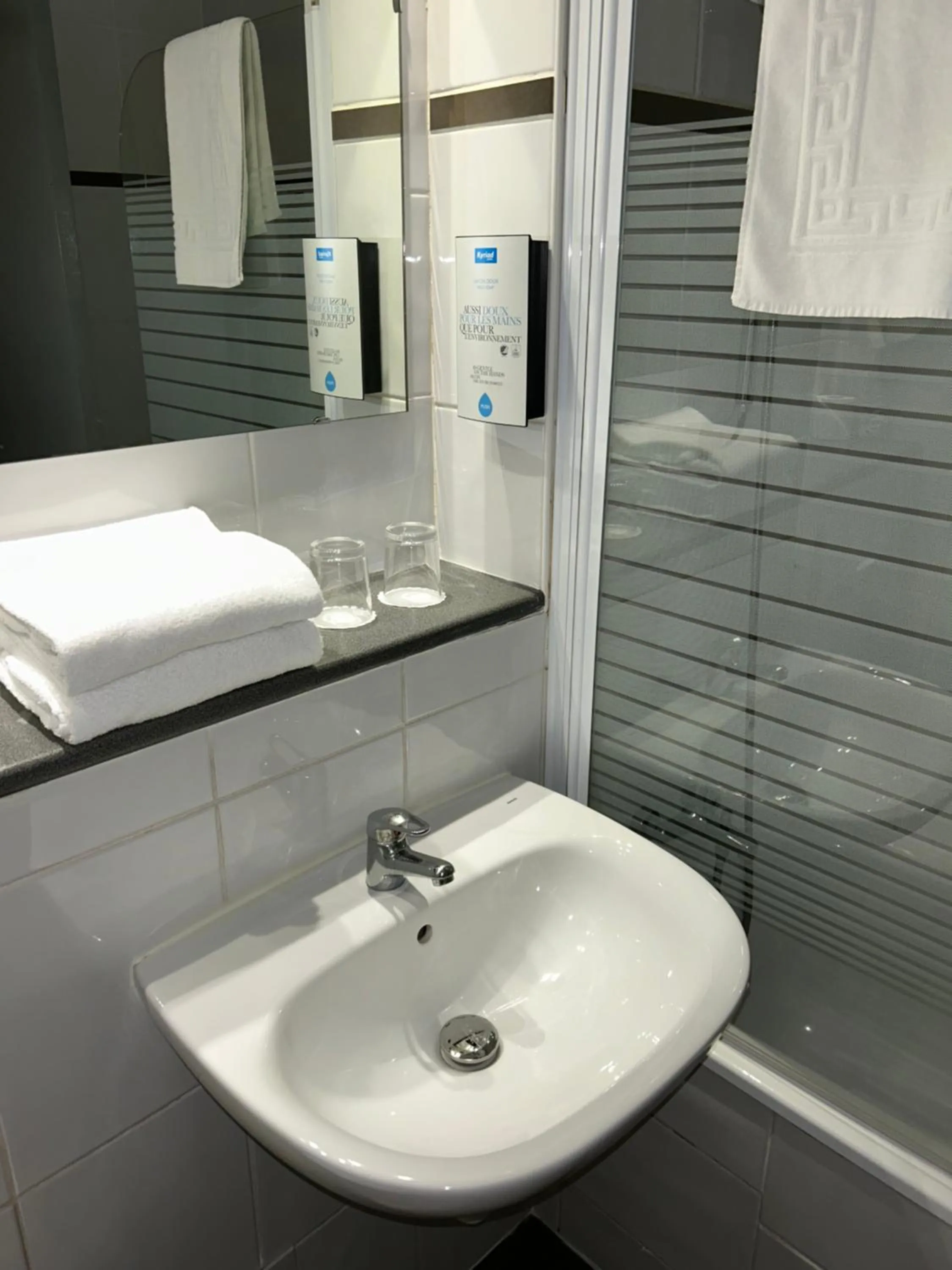 Toilet in Kyriad Martigues Sud