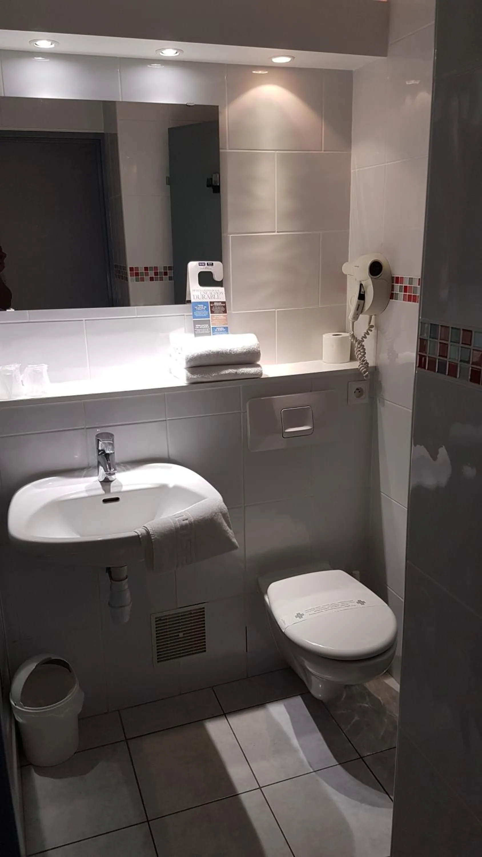 Bathroom in Kyriad Martigues Sud