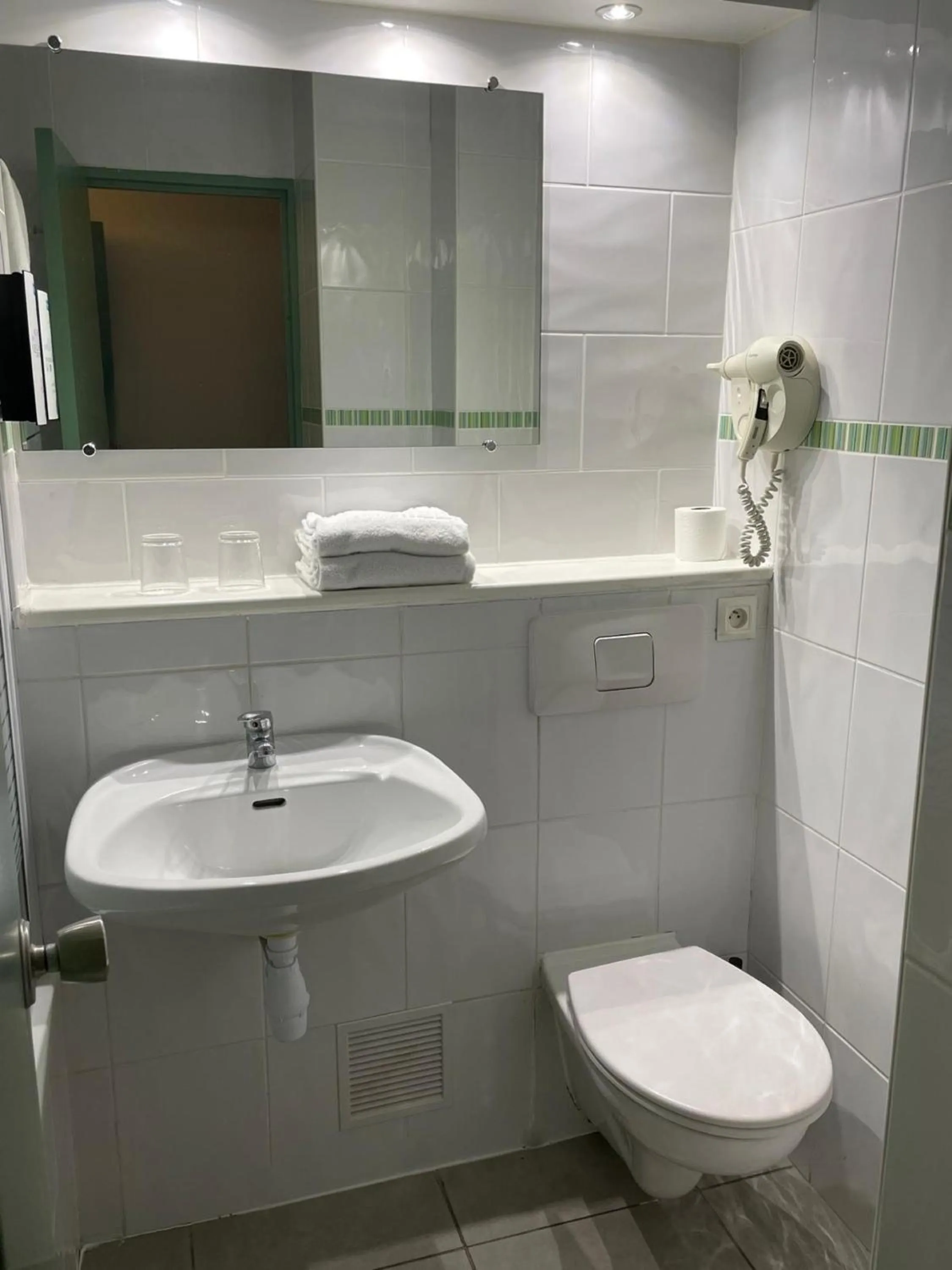 Shower in Kyriad Martigues Sud