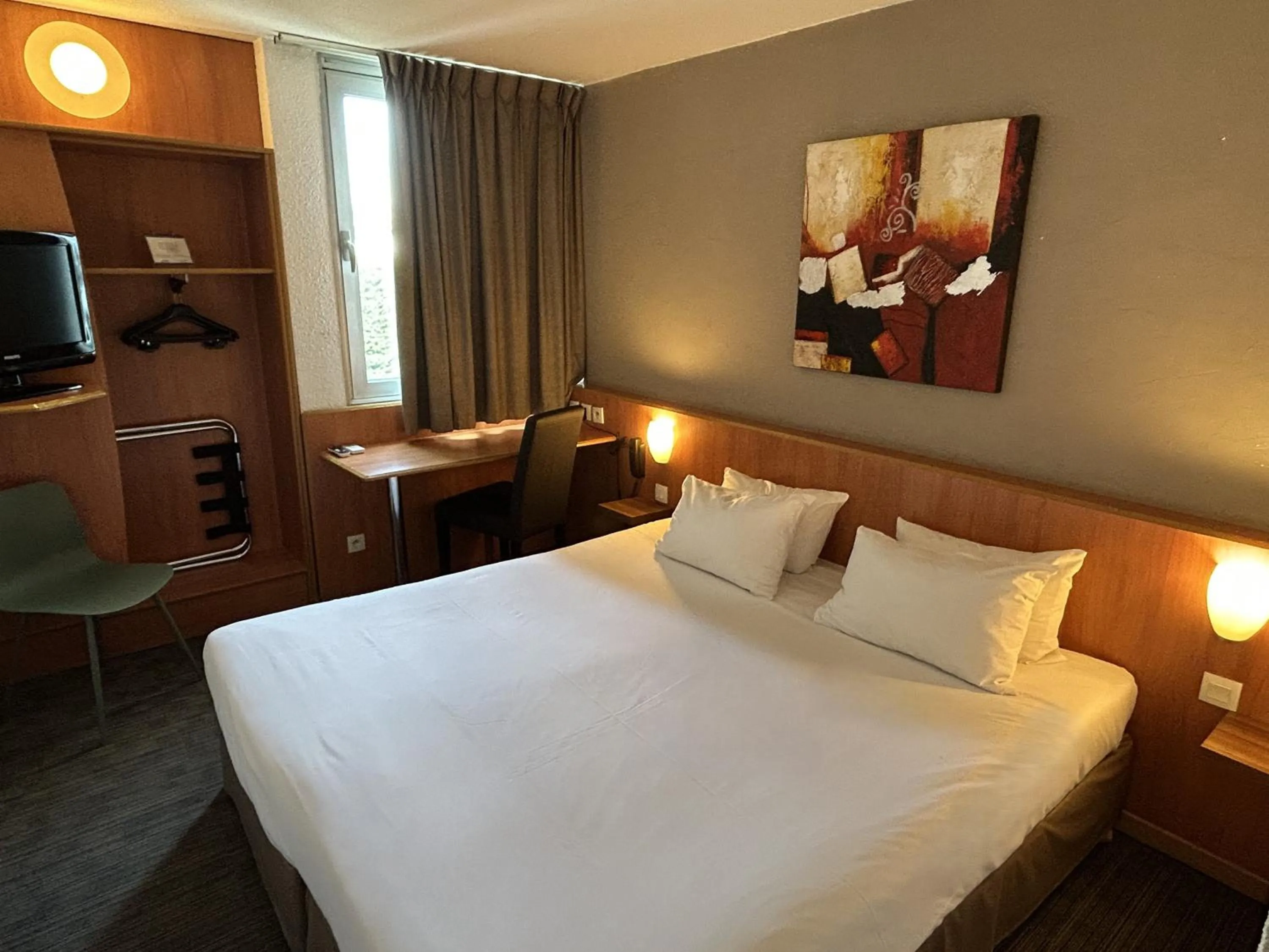 Bed in Kyriad Martigues Sud