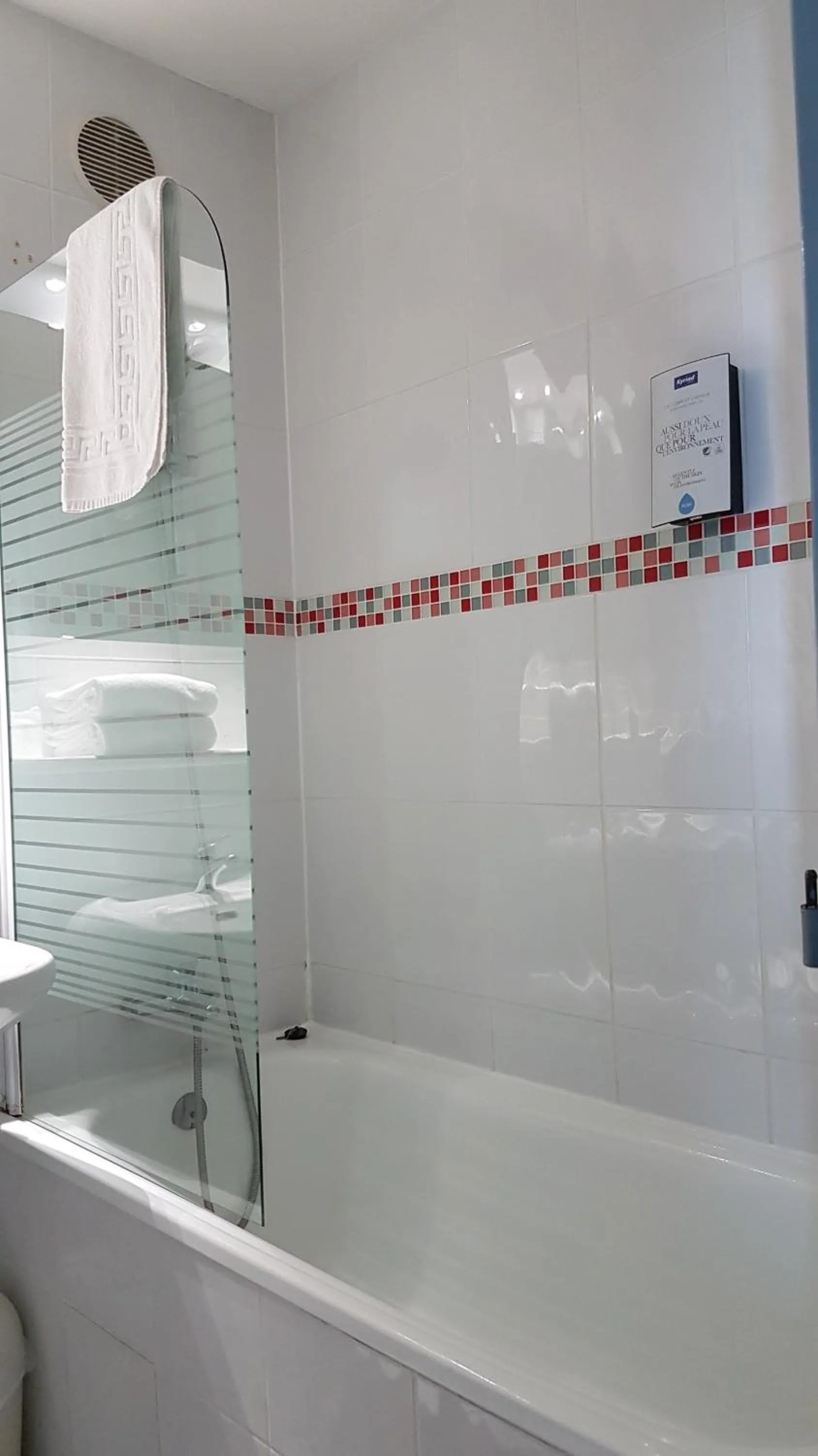 Bathroom in Kyriad Martigues Sud