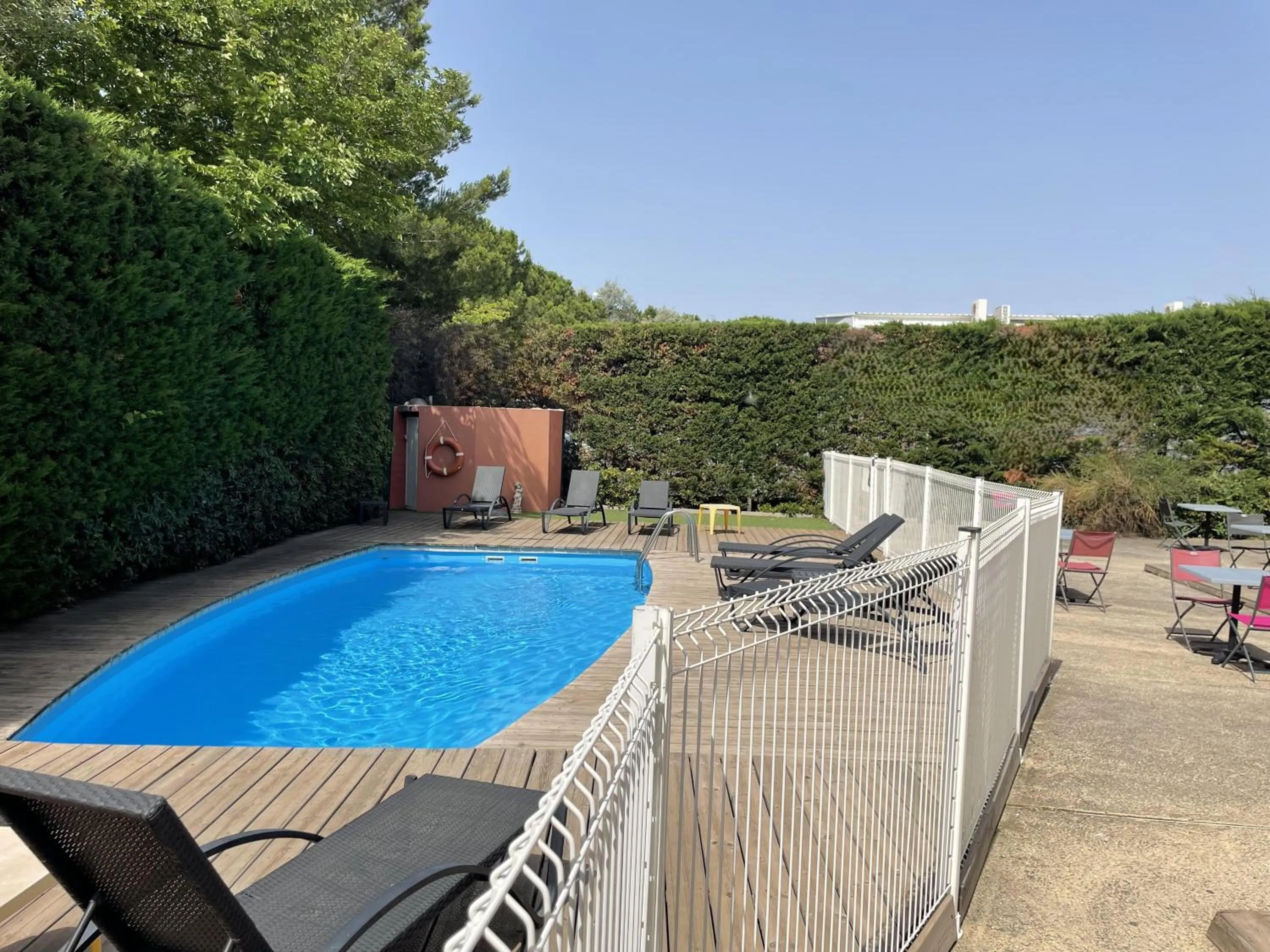 Swimming pool in Kyriad Martigues Sud