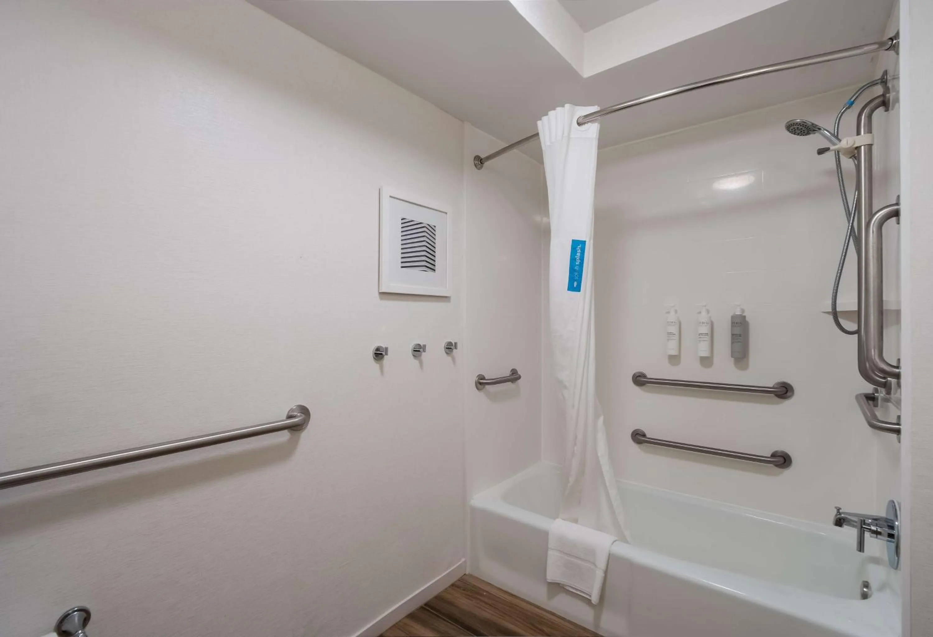 Bathroom in Hampton Inn Columbia-I-26 Airport