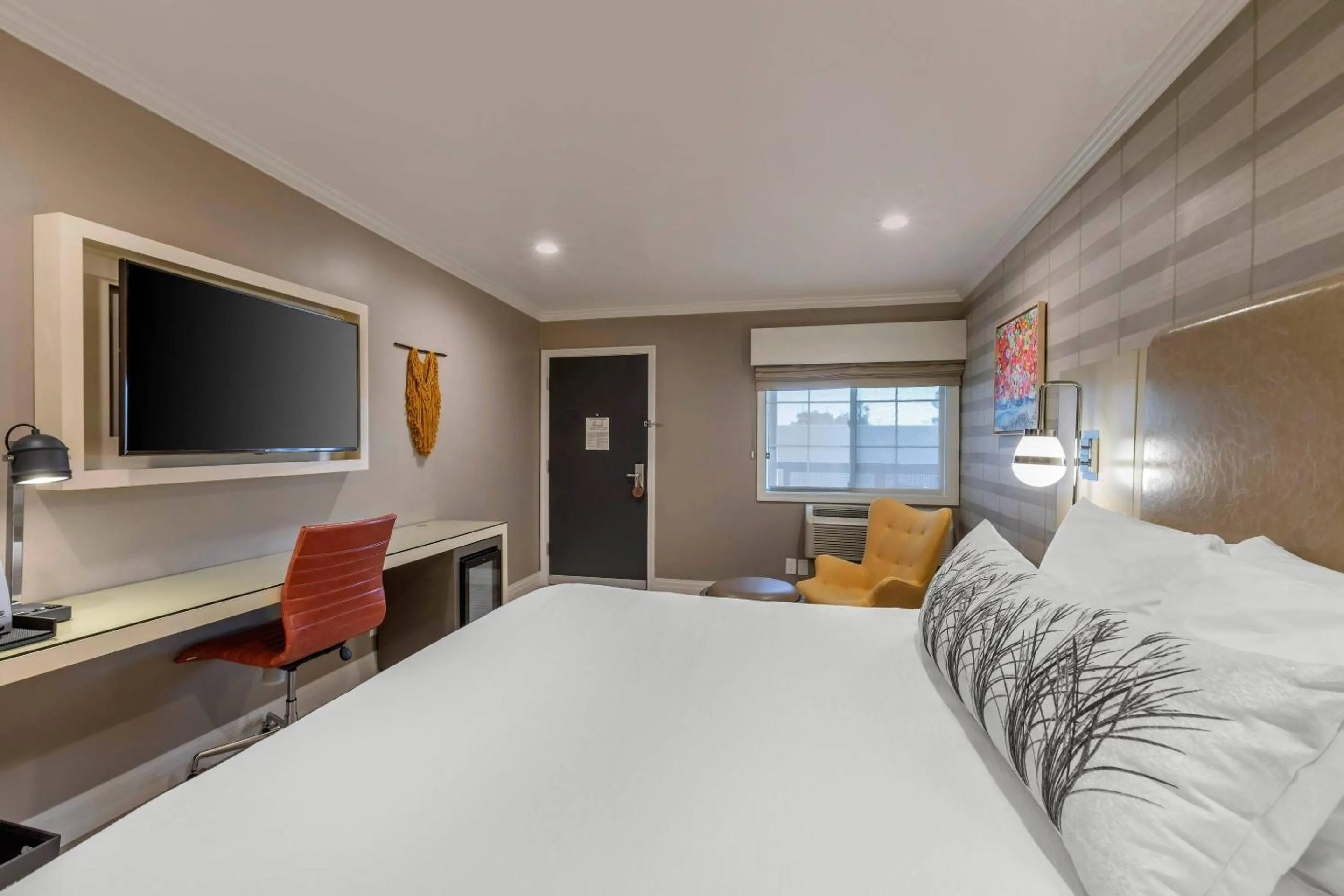 Bedroom, Bed in Bluestem Hotel Torrance Los Angeles, an Ascend Collection Hotel