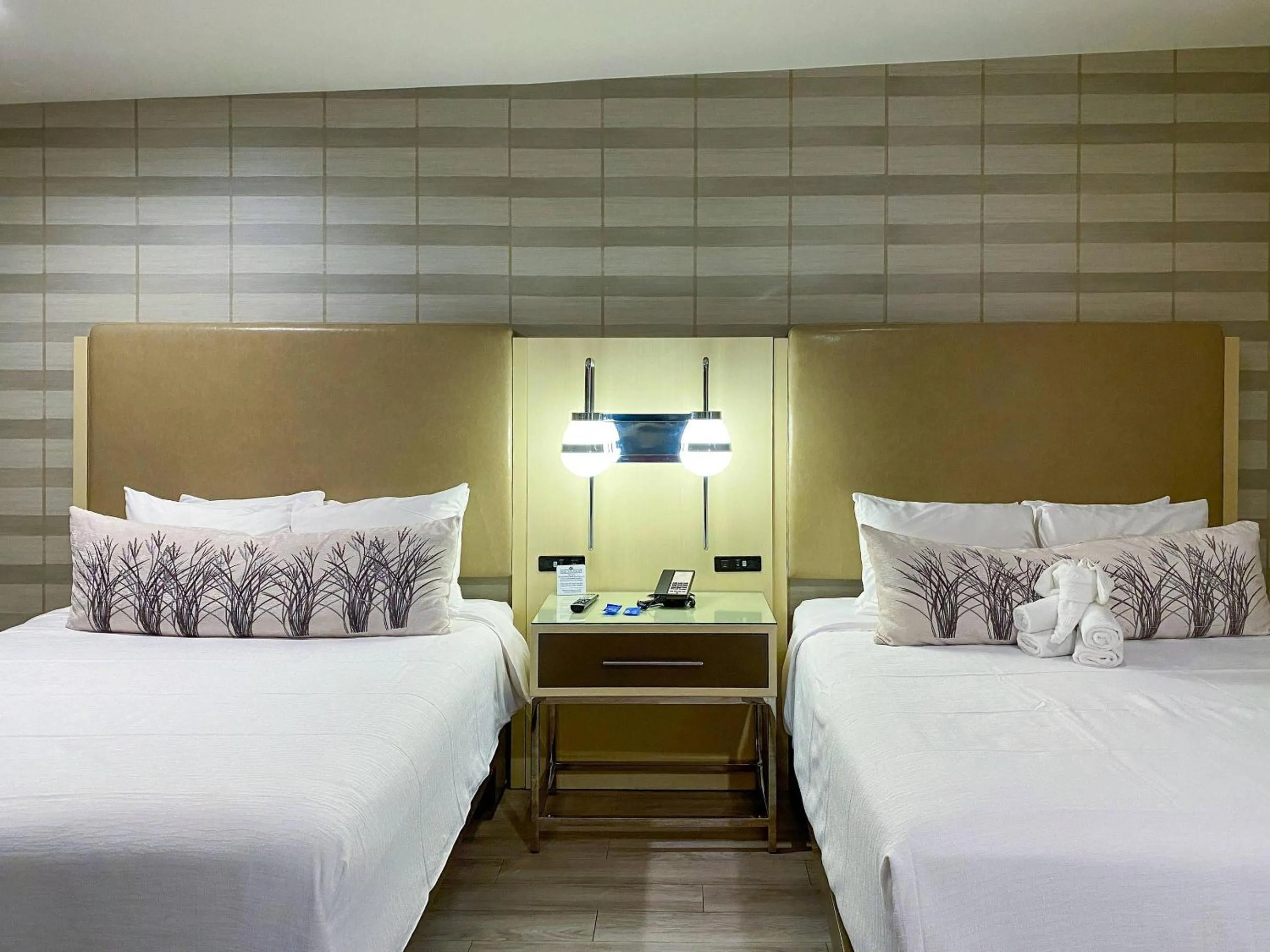 Bedroom, Bed in Bluestem Hotel Torrance Los Angeles, an Ascend Collection Hotel