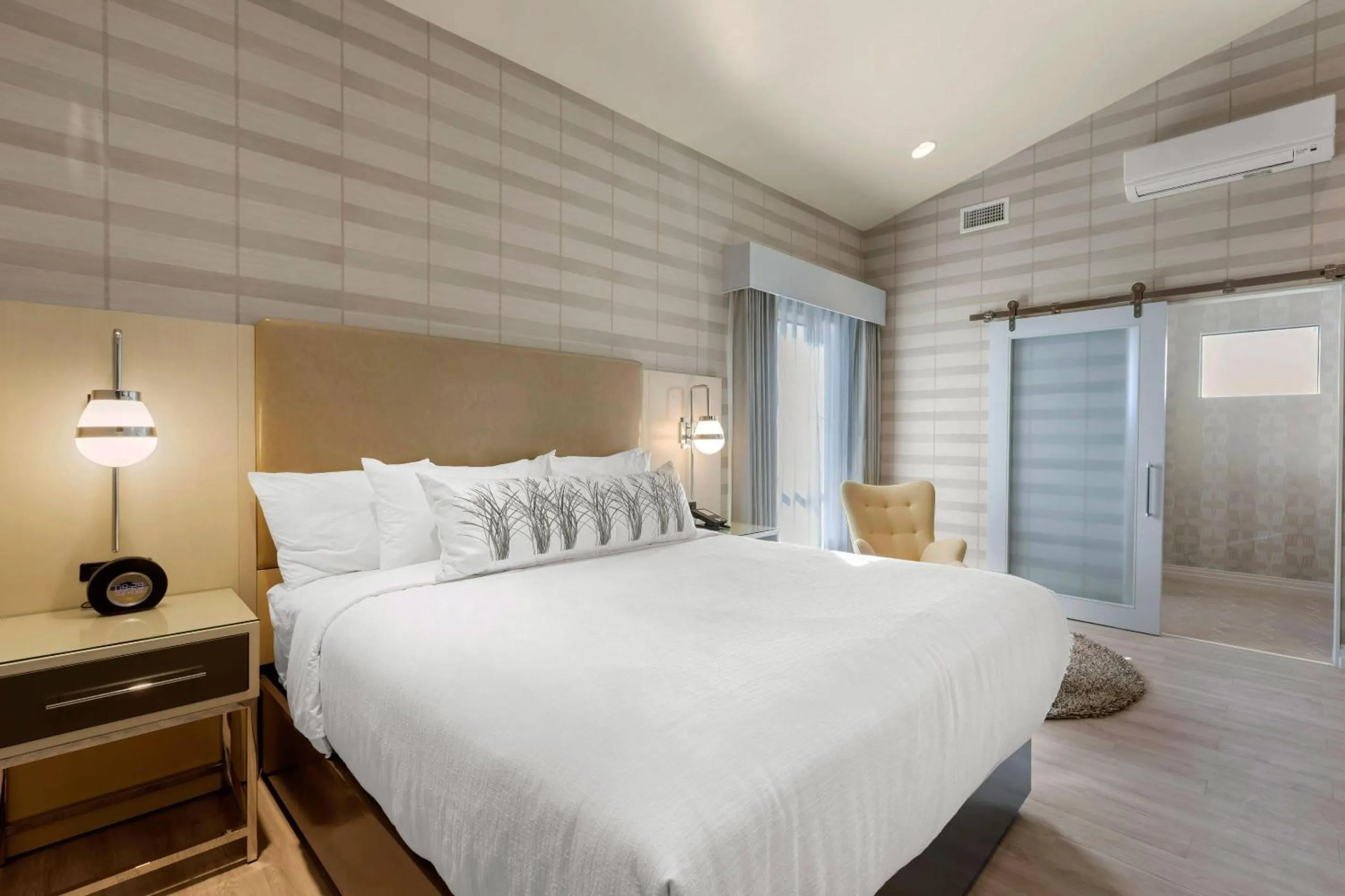 Bedroom, Bed in Bluestem Hotel Torrance Los Angeles, an Ascend Collection Hotel