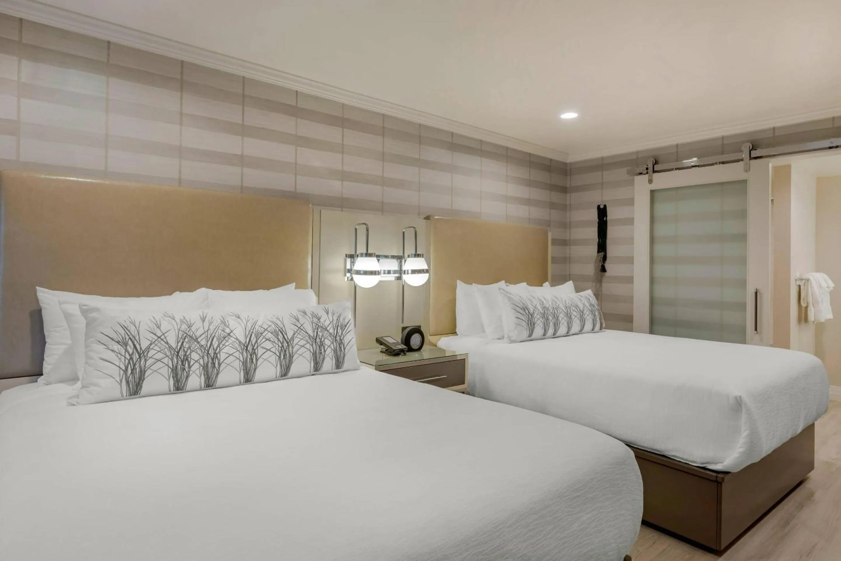 Bedroom, Bed in Bluestem Hotel Torrance Los Angeles, an Ascend Collection Hotel