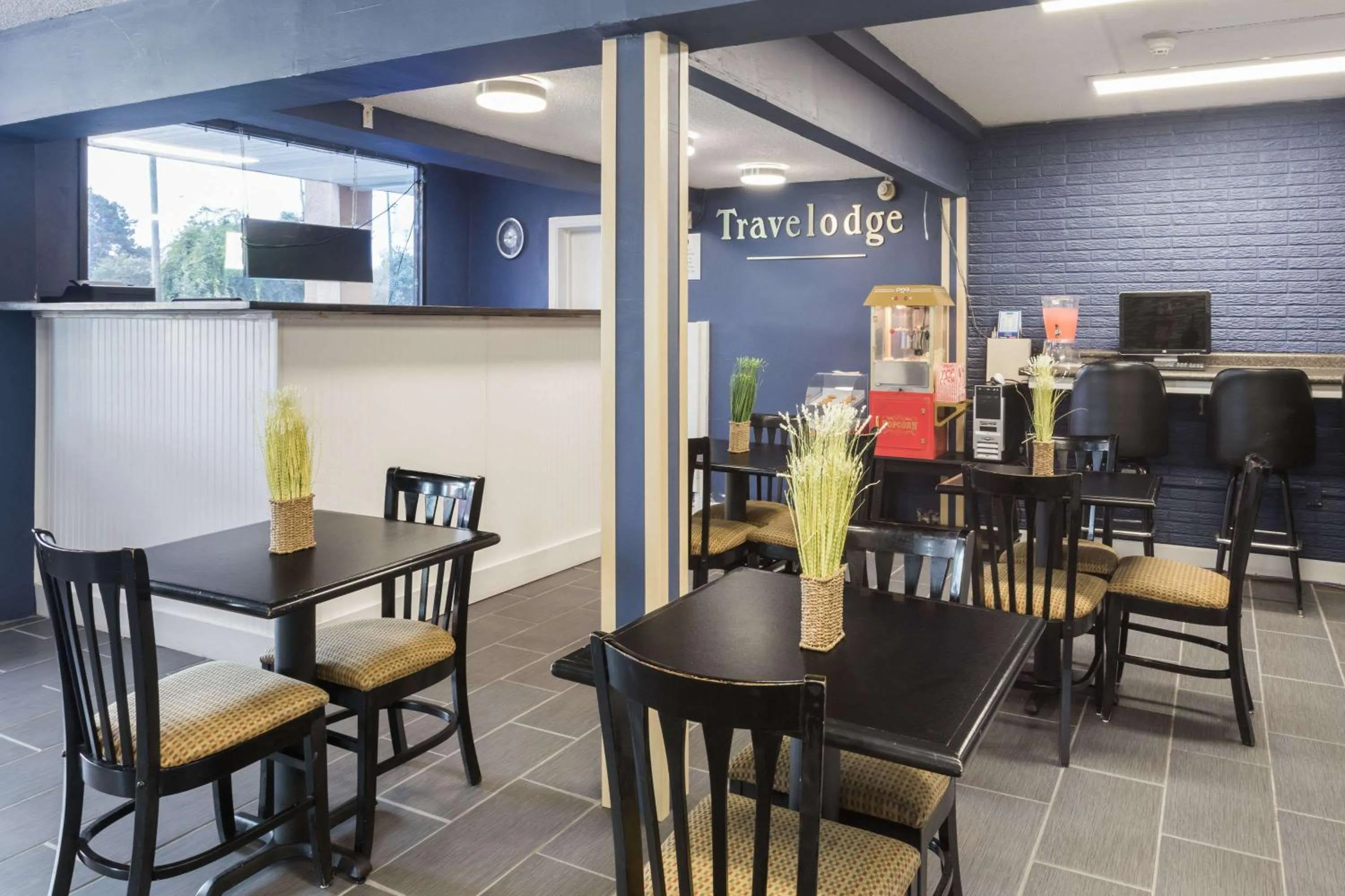 Lobby or reception in Travelodge by Wyndham Savannah Area/Richmond Hill