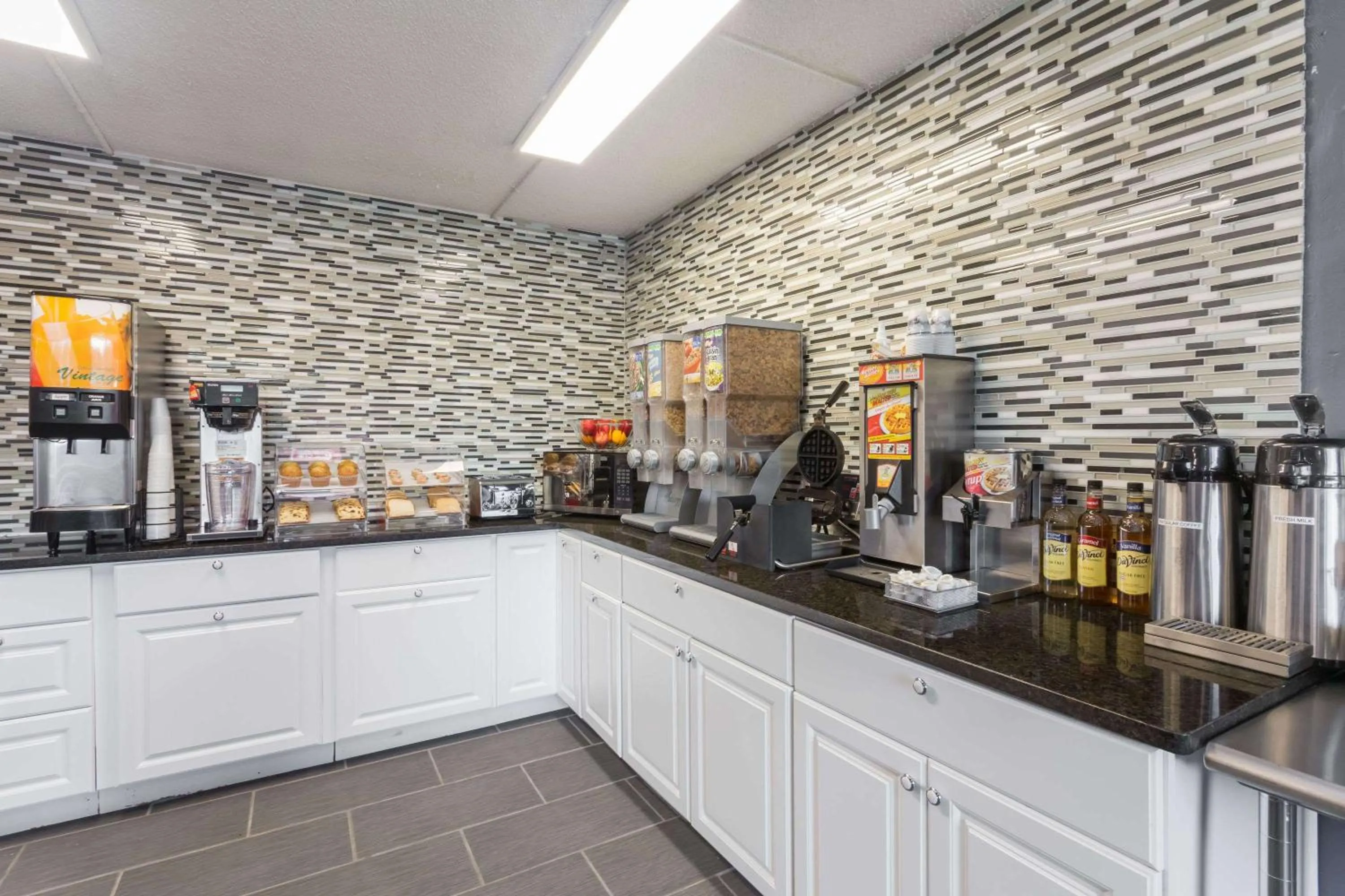 Restaurant/places to eat in Travelodge by Wyndham Savannah Area/Richmond Hill