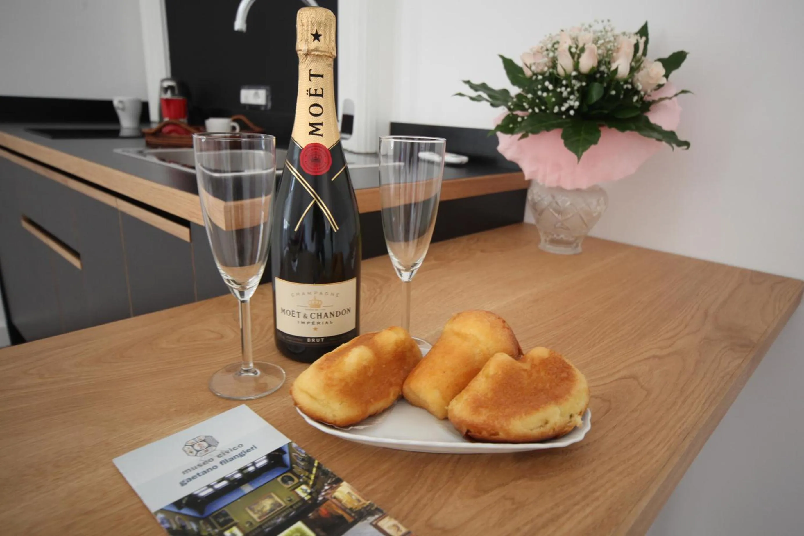 Kitchen or kitchenette in Napoliamo Guest House