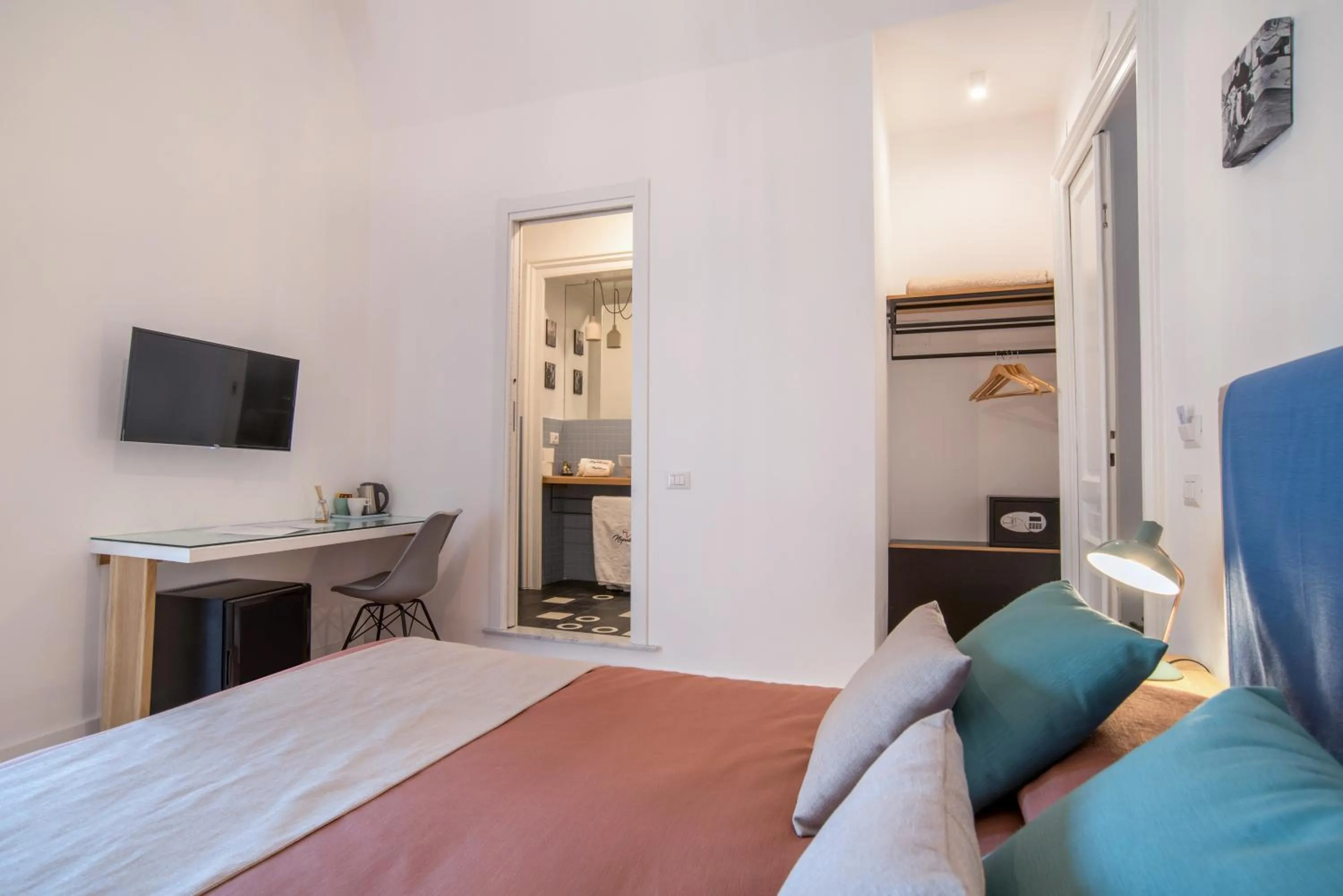 Photo of the whole room, Bed in Napoliamo Guest House