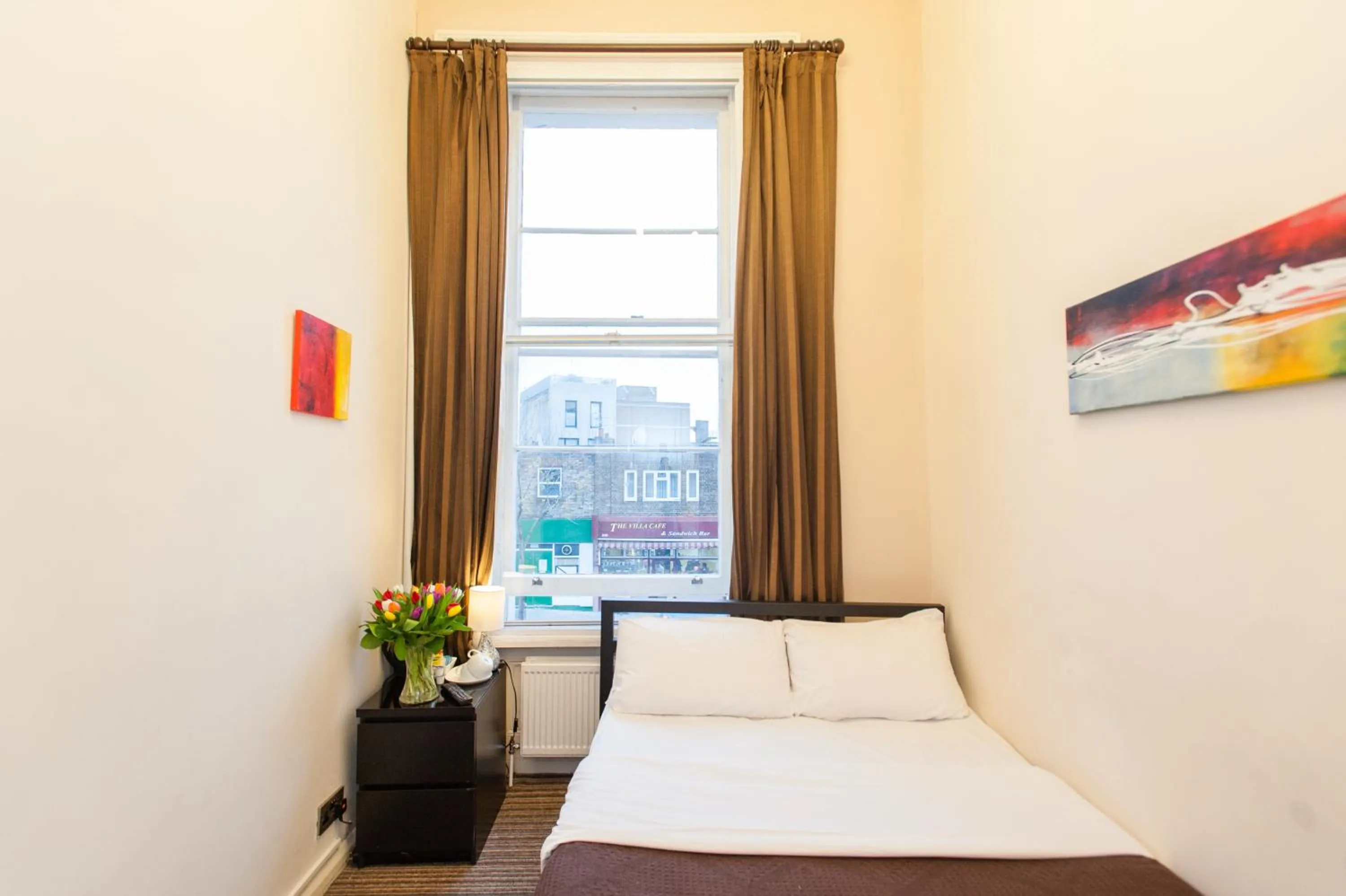 Bedroom in New Market Ale House