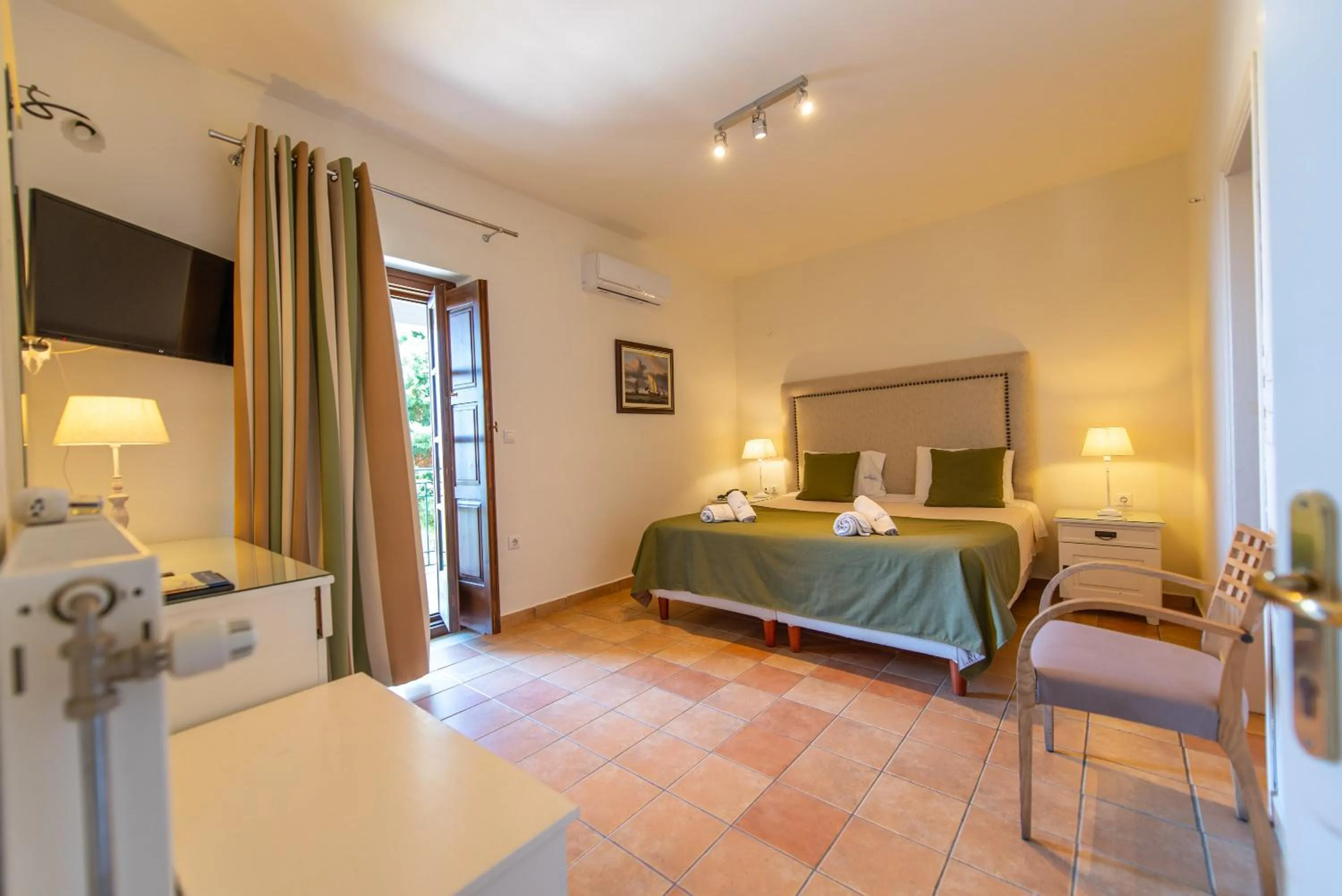 Photo of the whole room, Bed in Kastro Maini