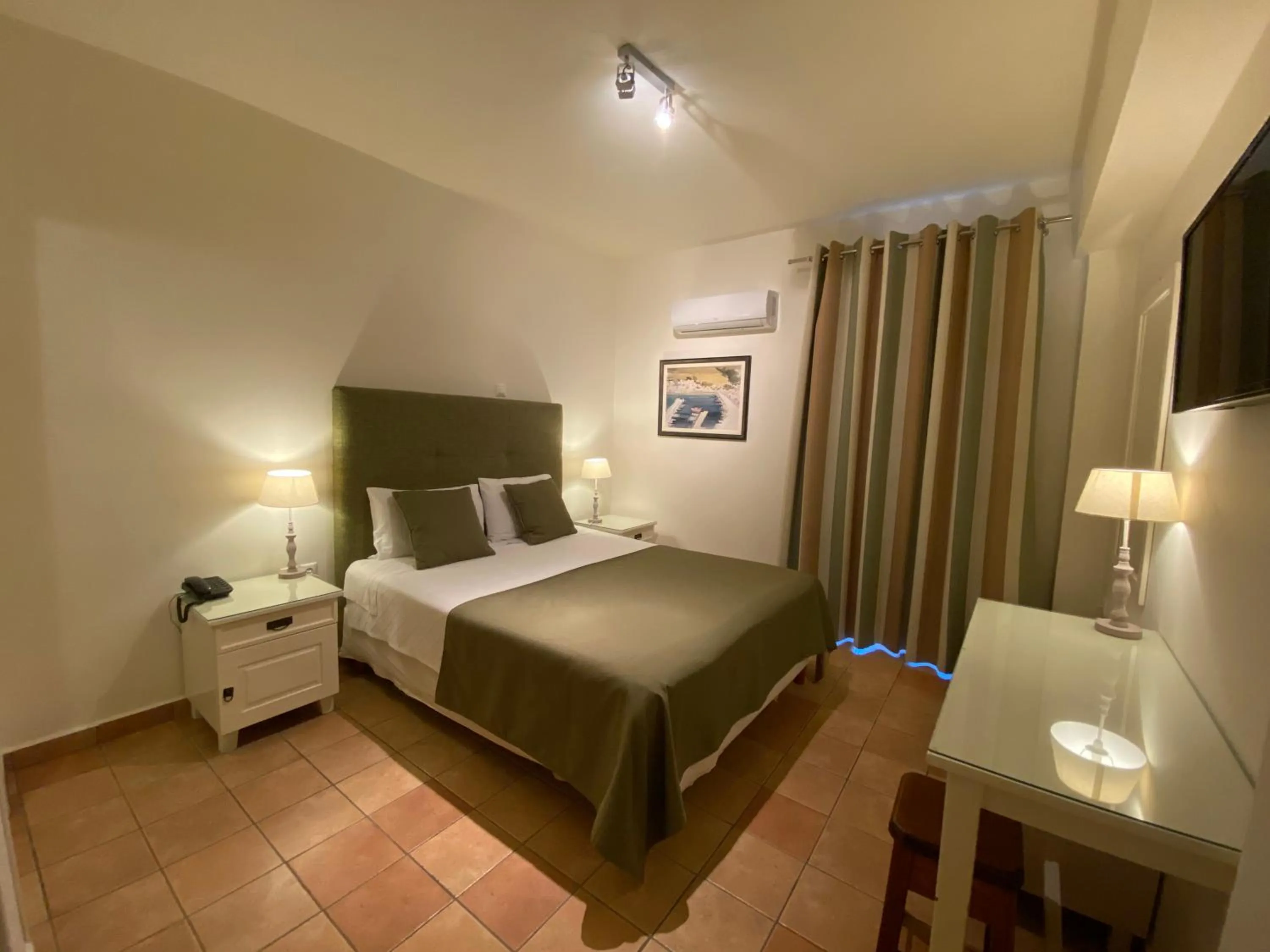 Photo of the whole room, Bed in Kastro Maini