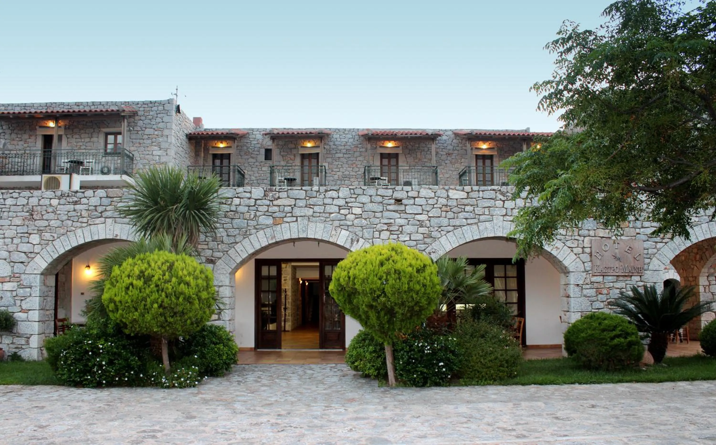 Facade/entrance in Kastro Maini