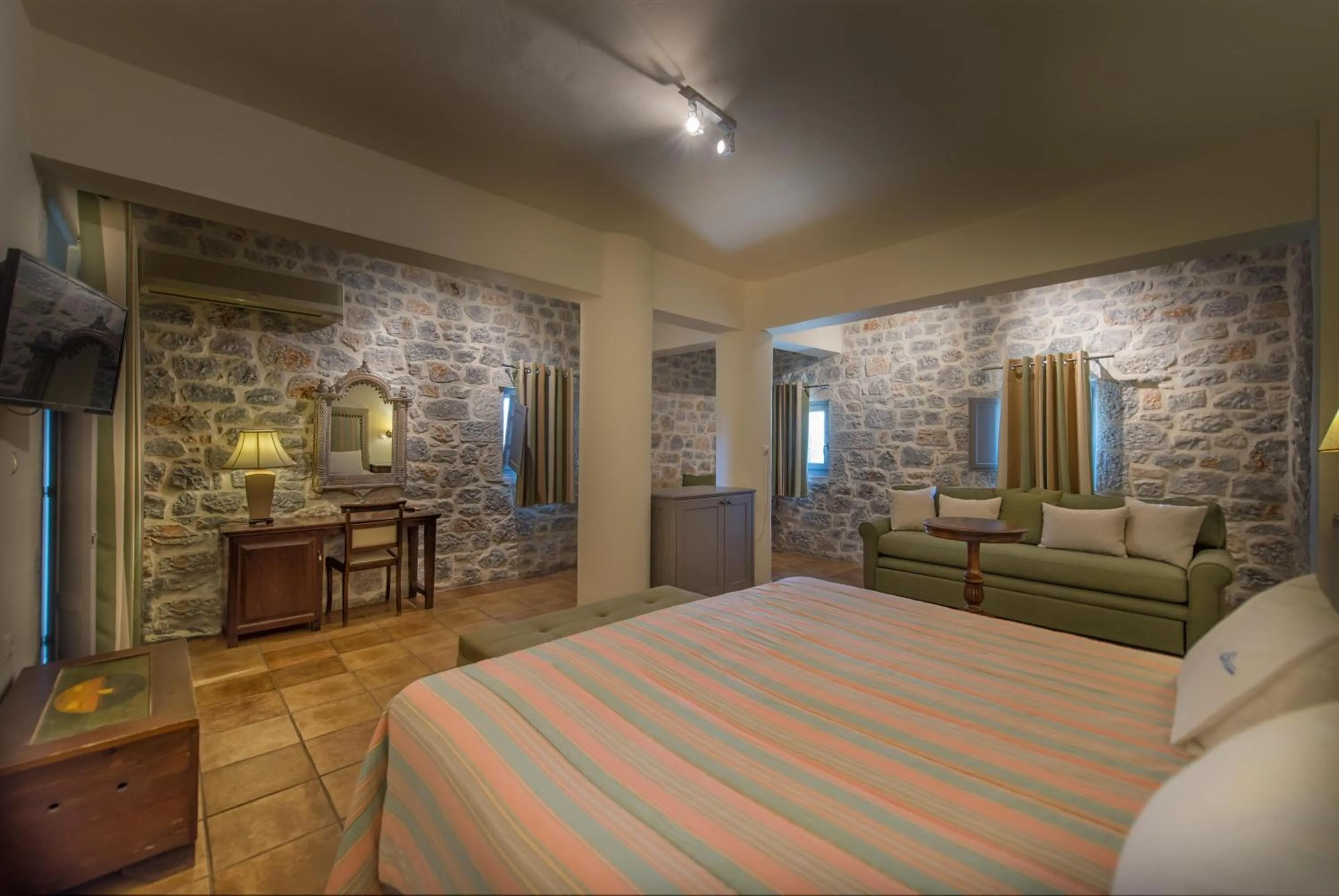 Photo of the whole room, Bed in Kastro Maini