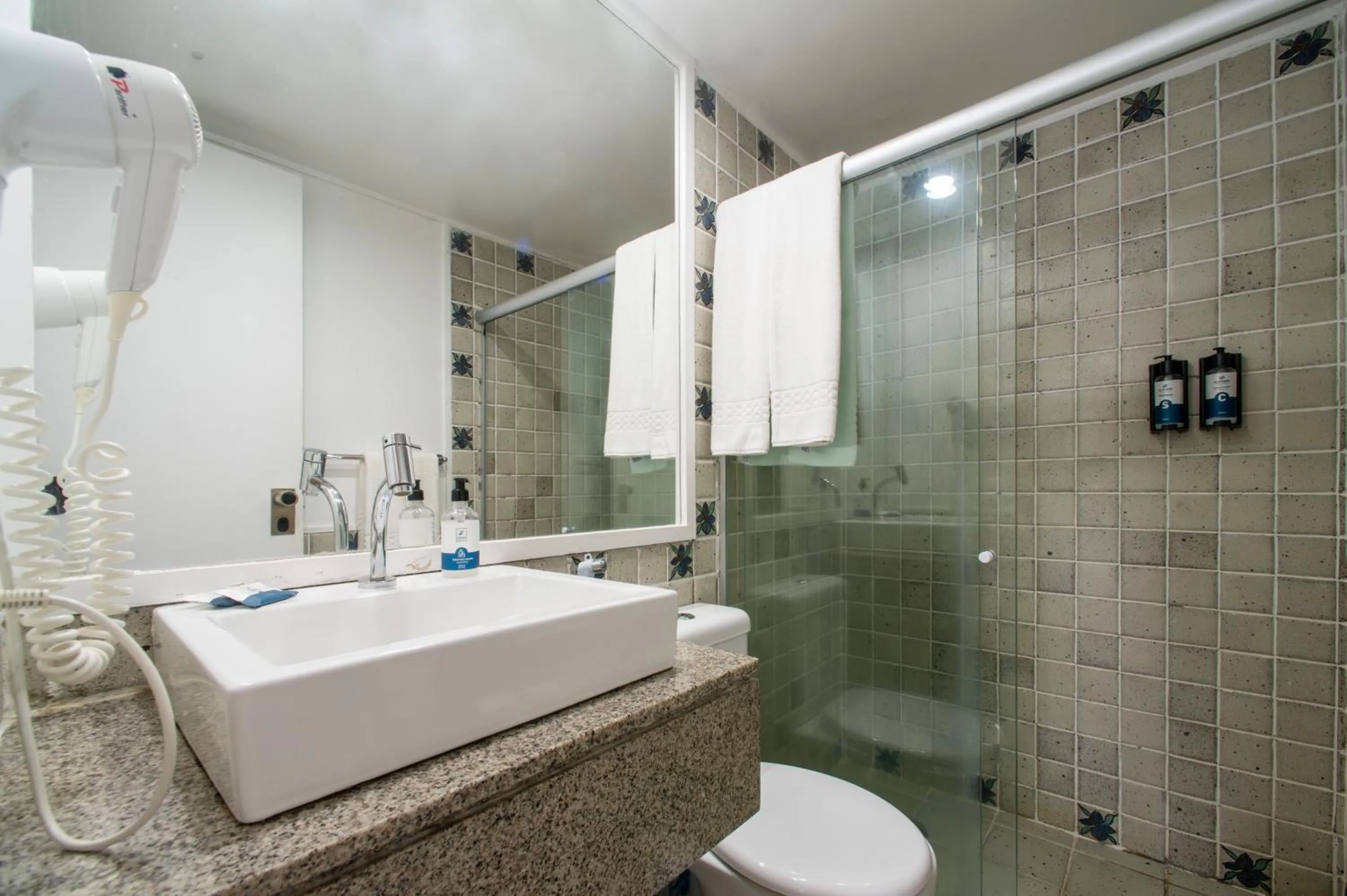 Bathroom in Jatiúca Suites Resort by Slaviero Hotéis