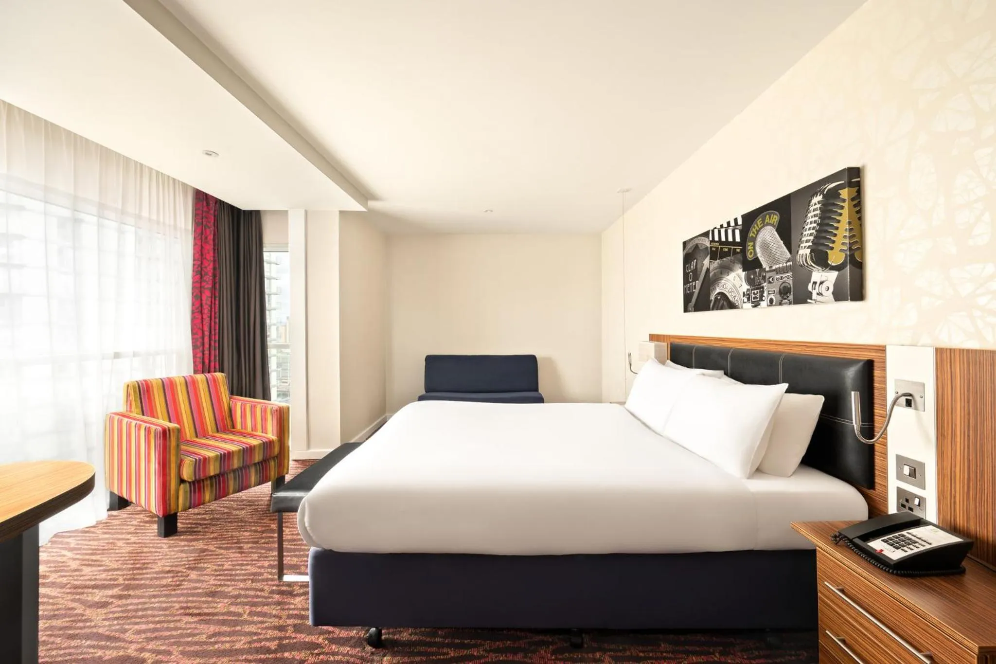 Photo of the whole room, Bed in Holiday Inn Manchester-Mediacityuk by IHG