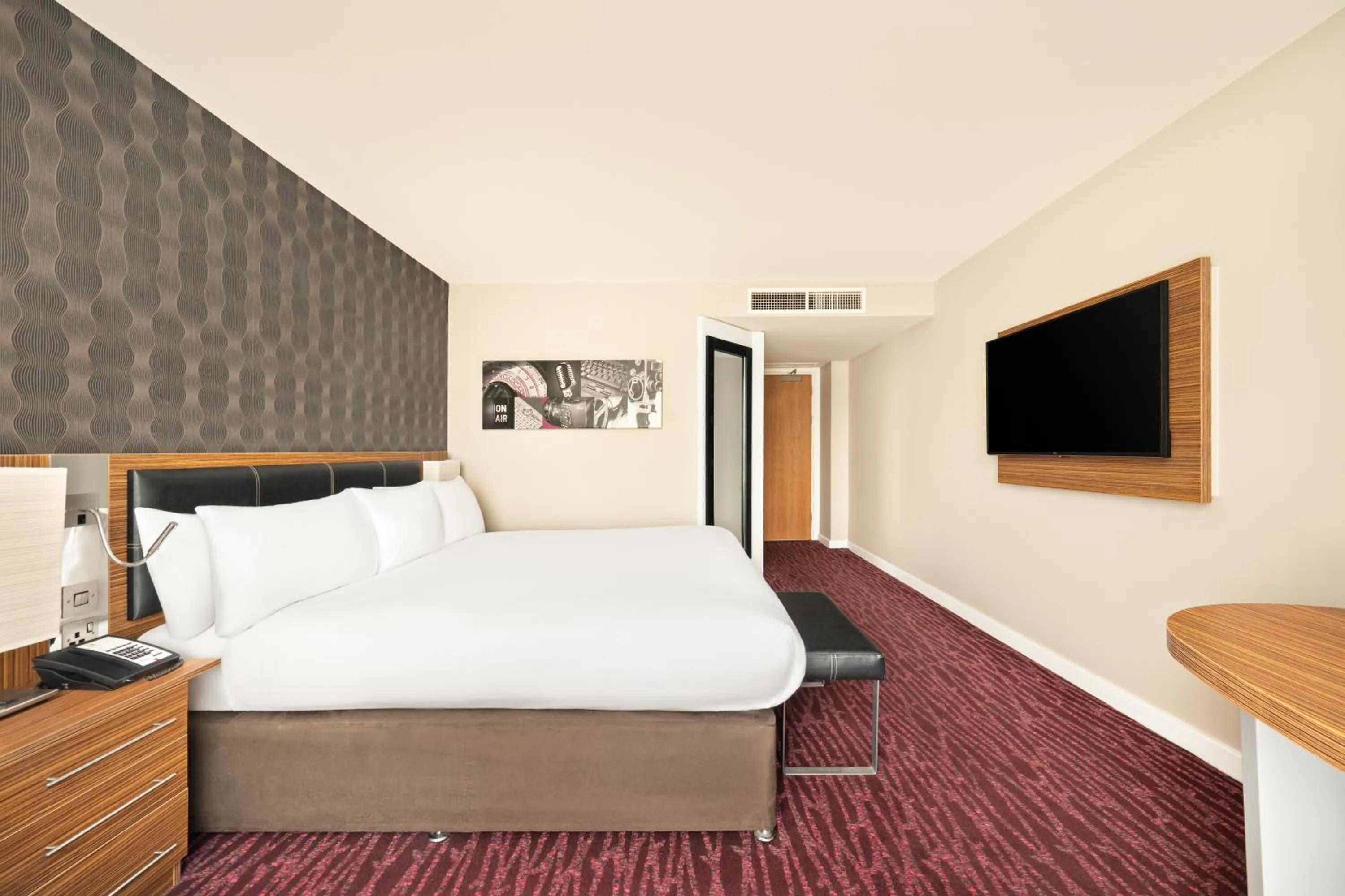 Bed in Holiday Inn Manchester-Mediacityuk by IHG
