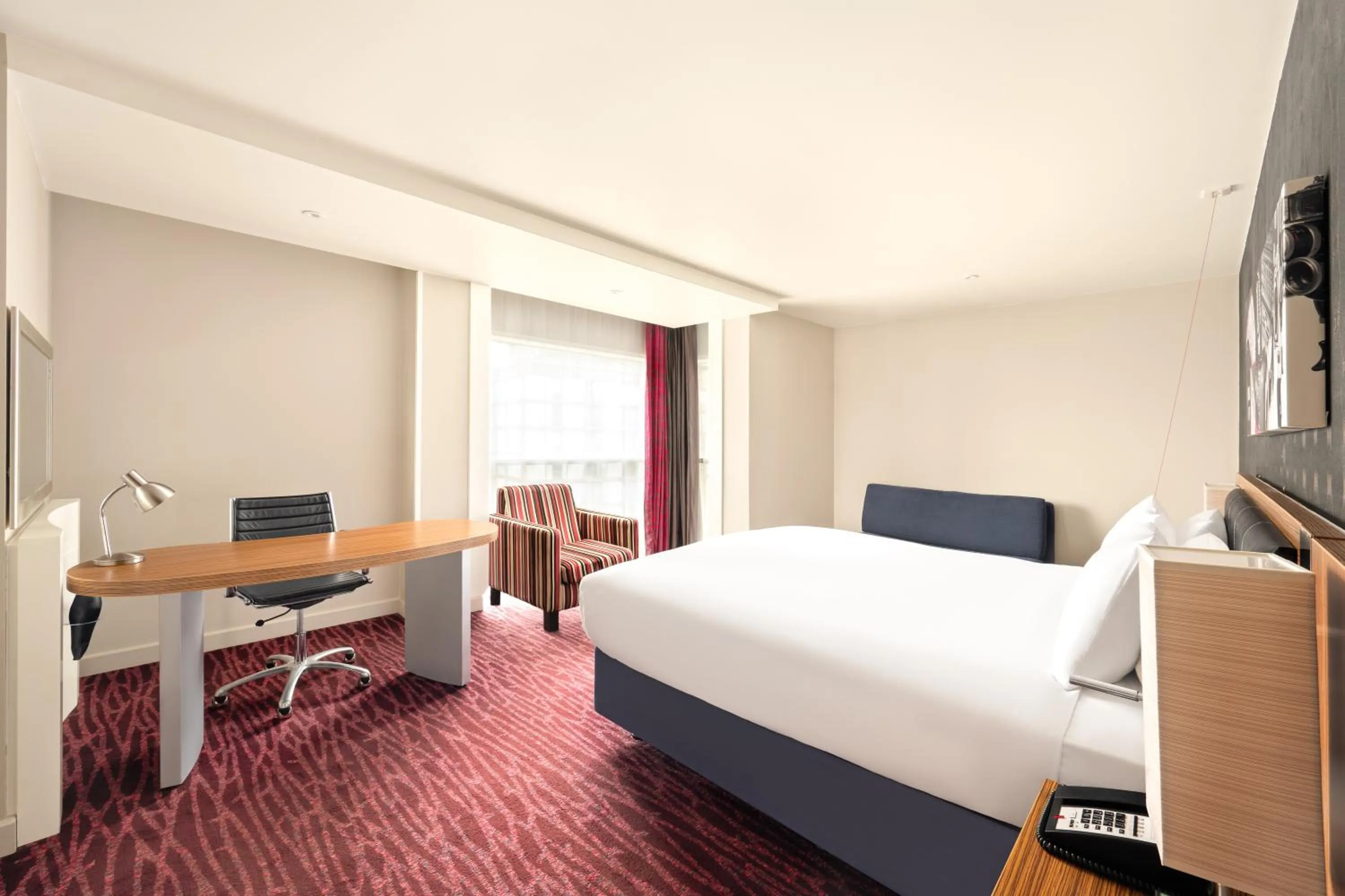 Bed in Holiday Inn Manchester-Mediacityuk by IHG