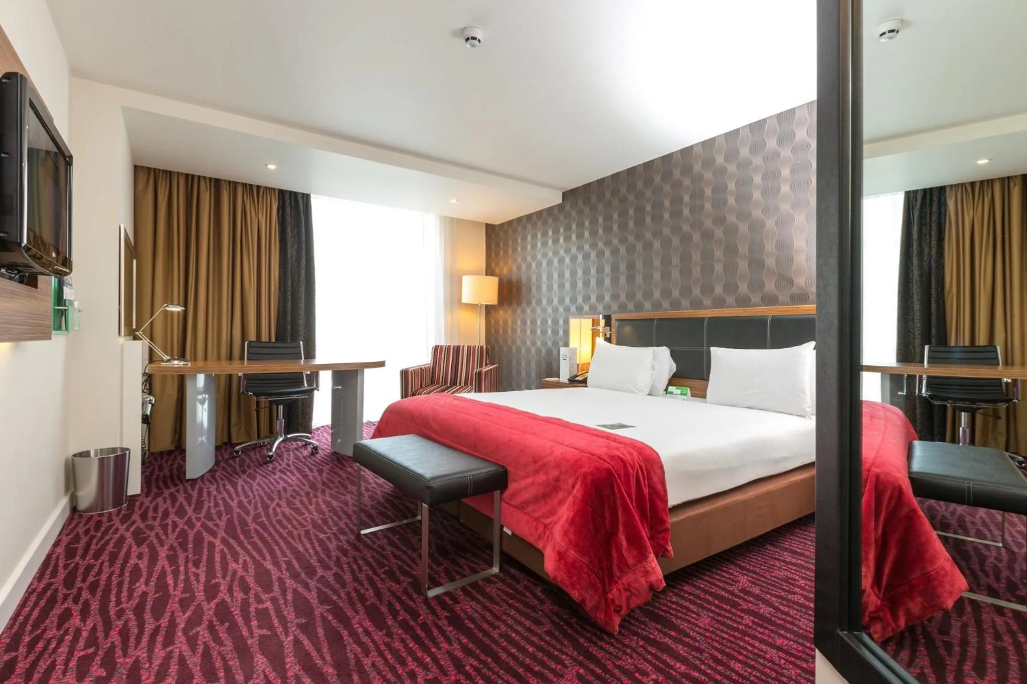 Photo of the whole room, Bed in Holiday Inn Manchester-Mediacityuk by IHG