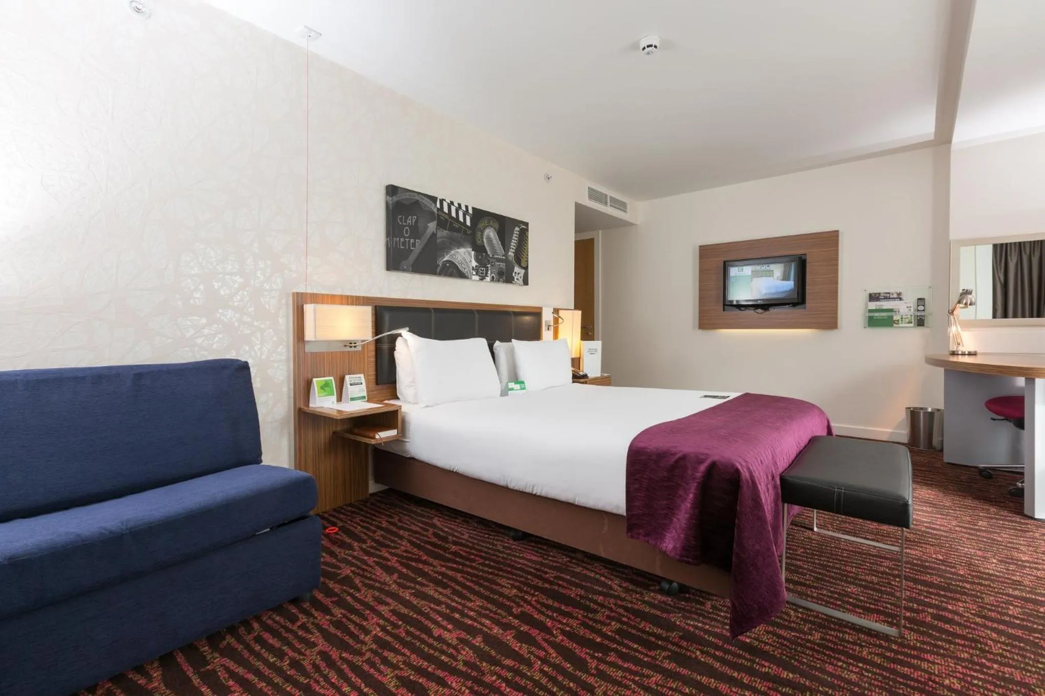 Photo of the whole room, Bed in Holiday Inn Manchester-Mediacityuk by IHG