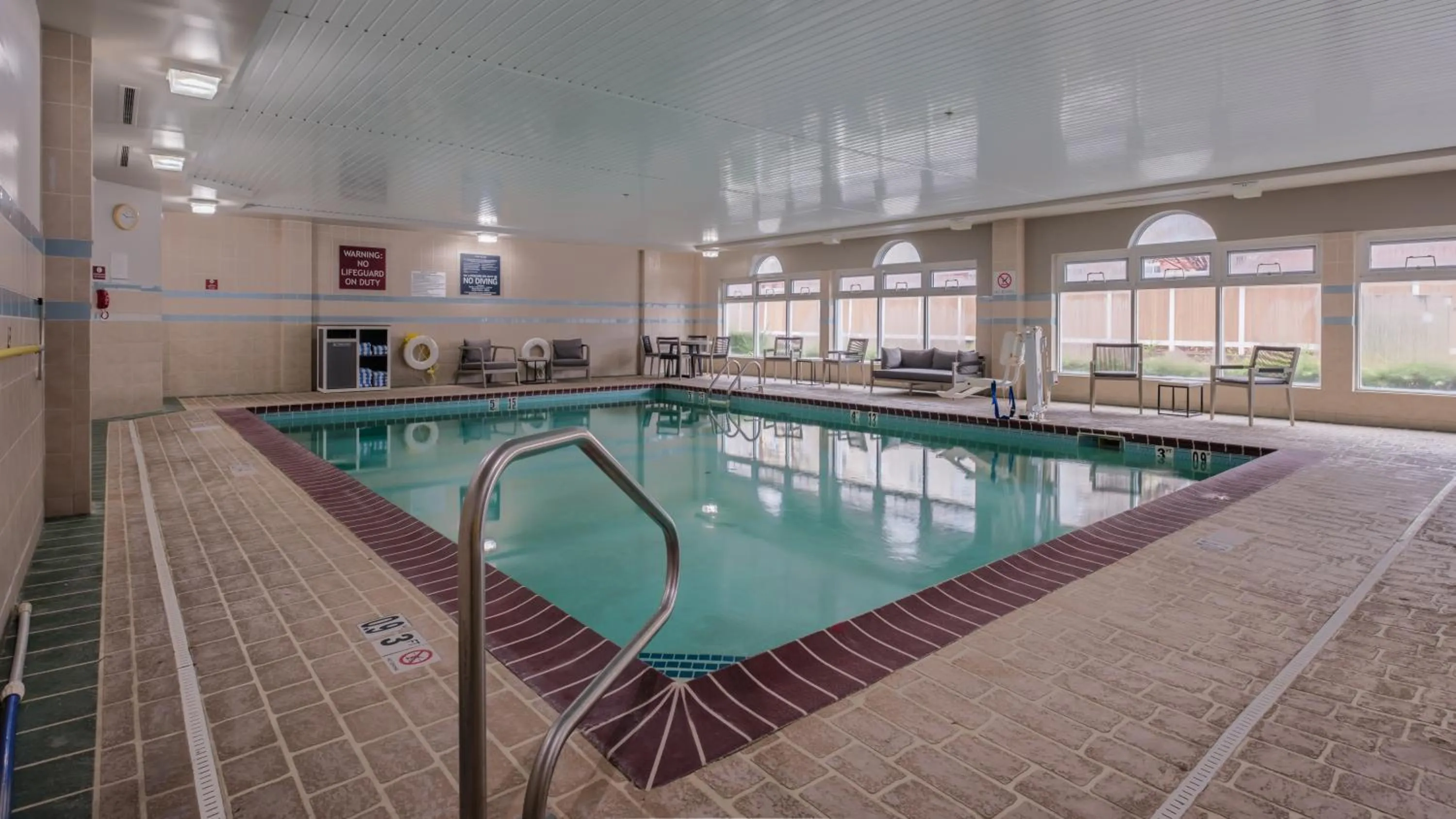 Swimming pool in Four Points by Sheraton Louisville Airport