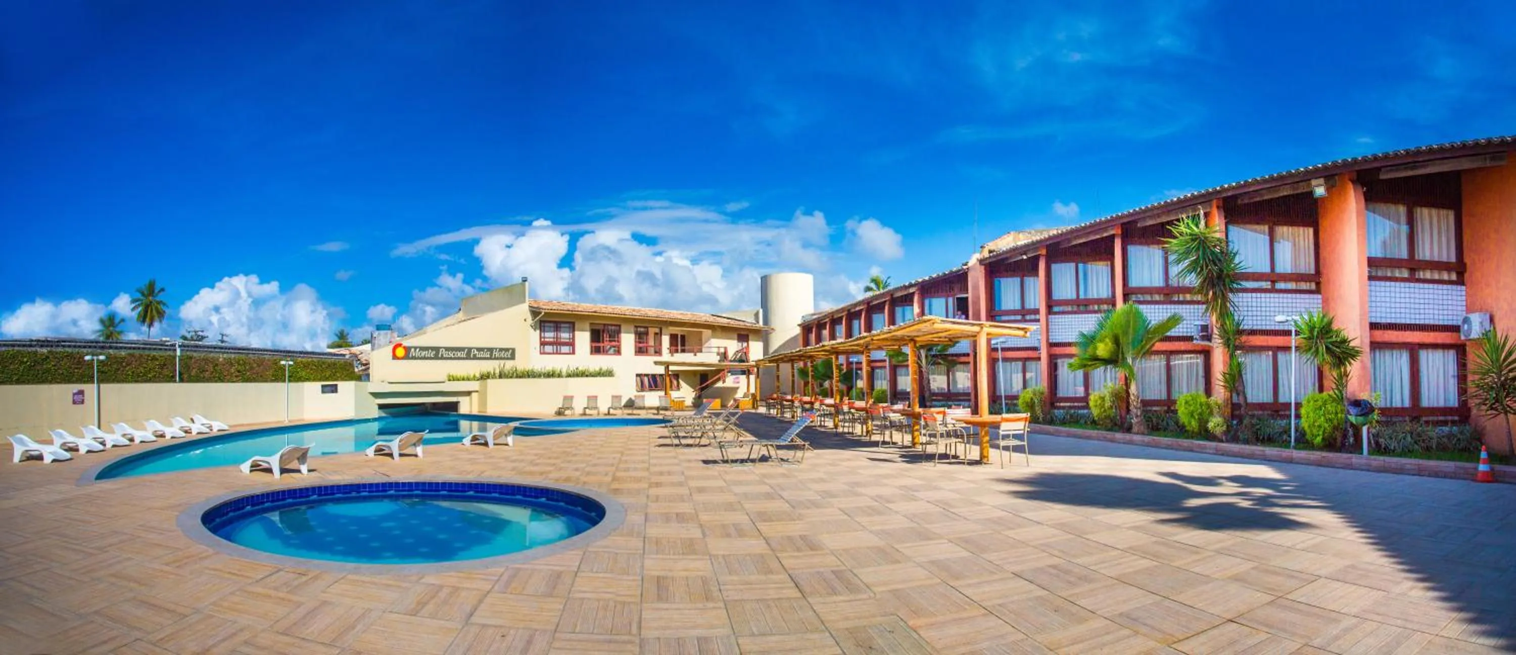 Swimming pool in Monte Pascoal Praia Hotel