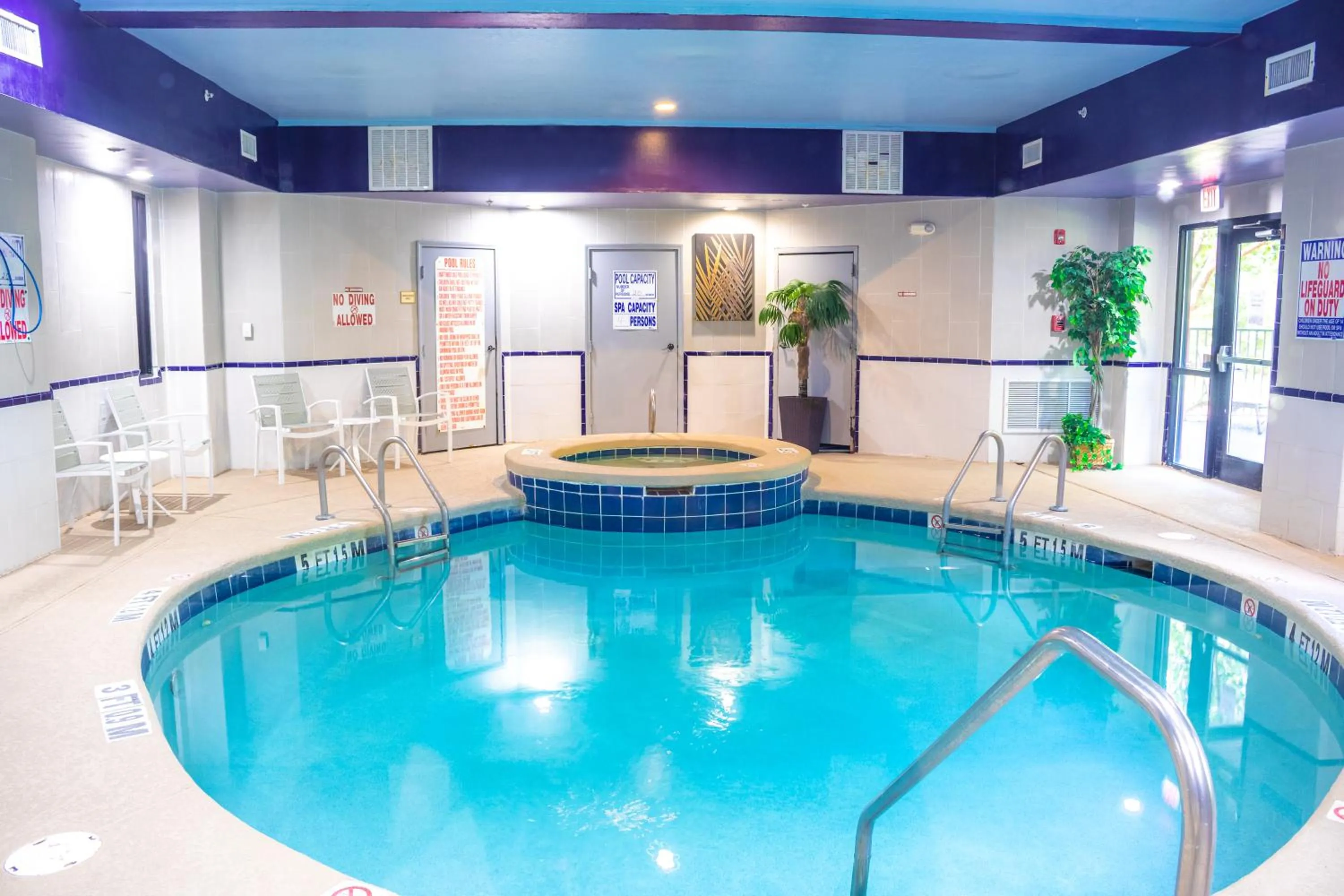 Swimming pool in Best Western Plus Richmond Hill Inn