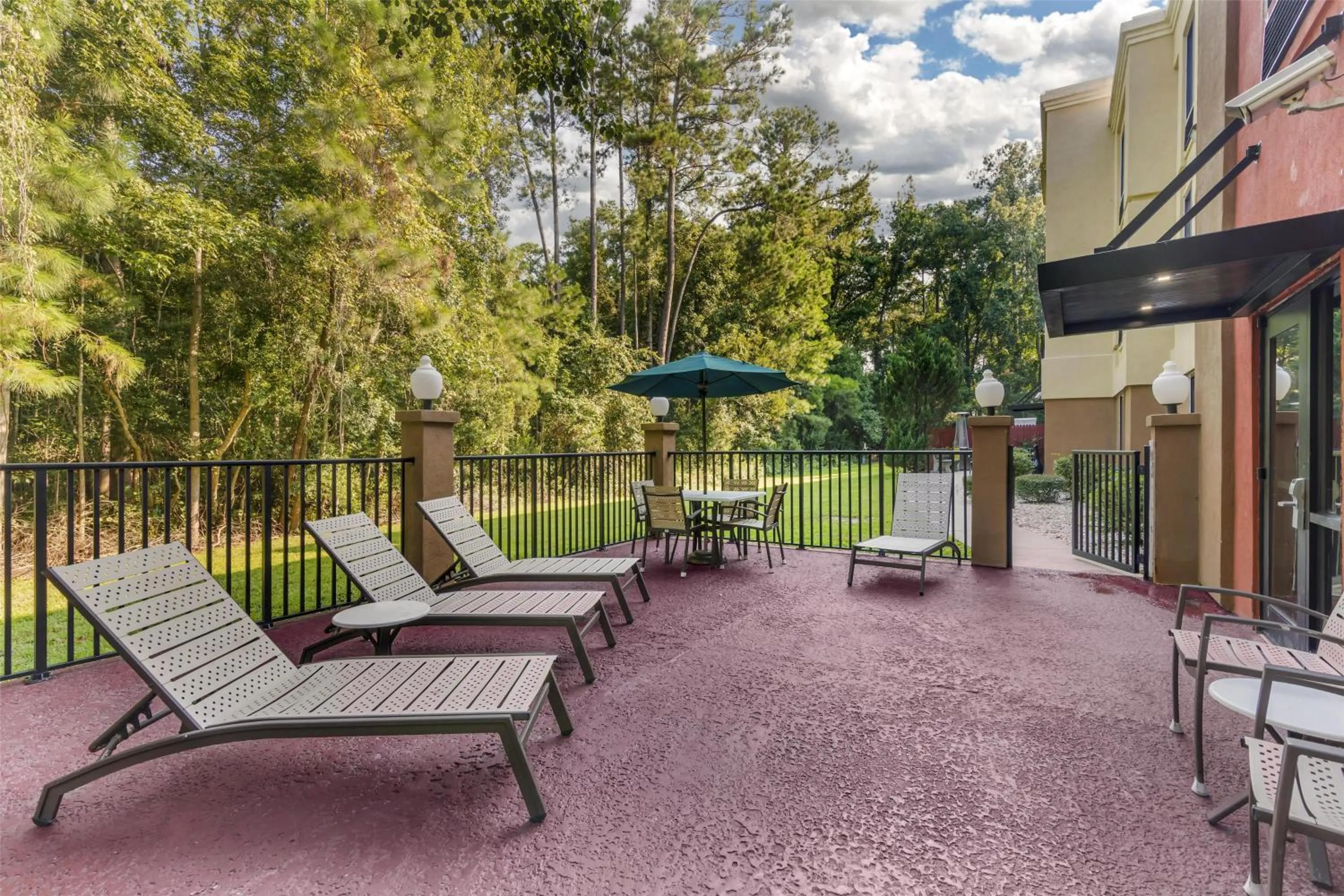 Property building in Best Western Plus Richmond Hill Inn