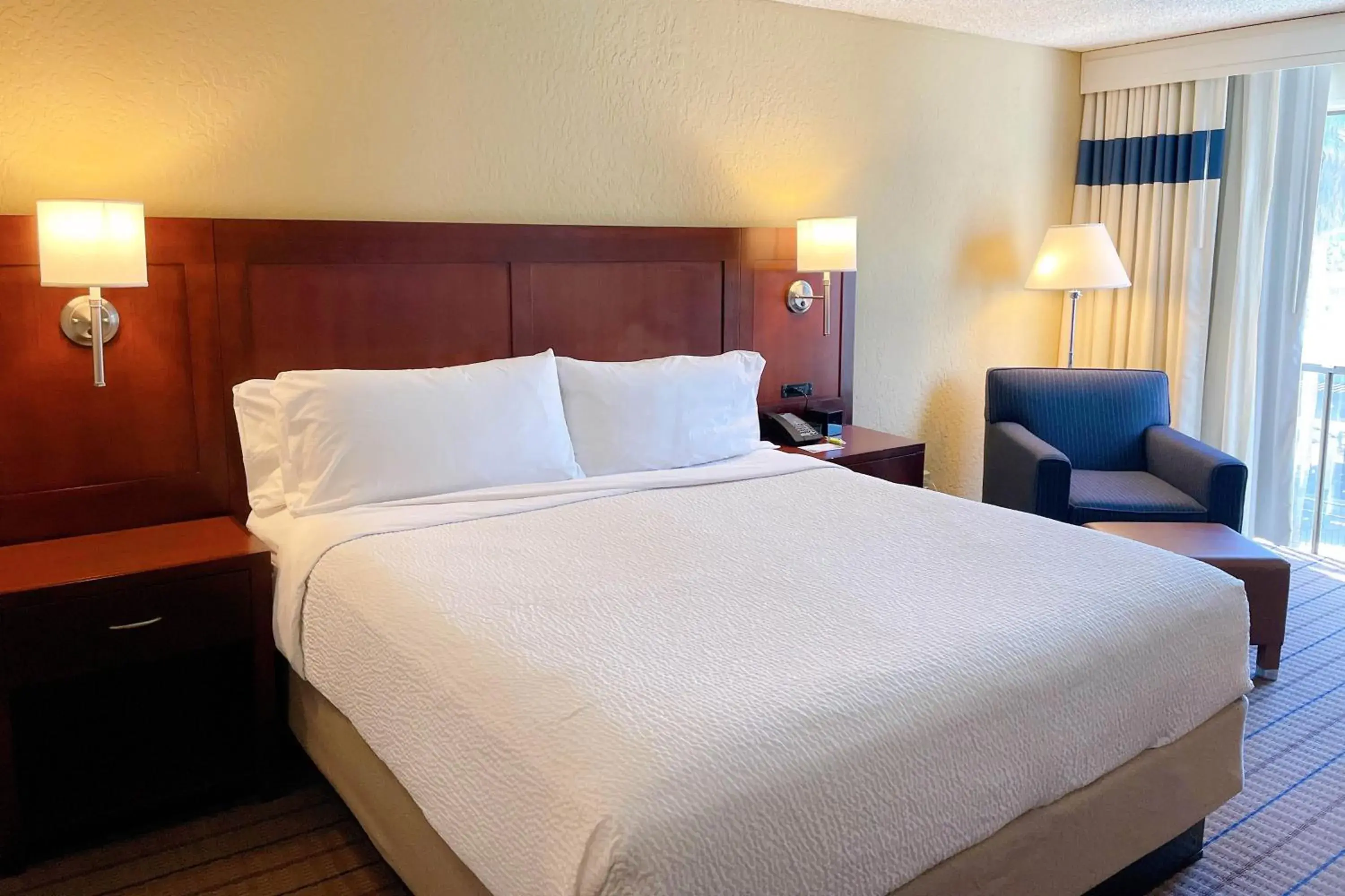 Deluxe, Guest room, 1 King in Four Points by Sheraton San Rafael Marin County Deluxe, Guest room, 1 King in Four Points by Sheraton San Rafael Marin County