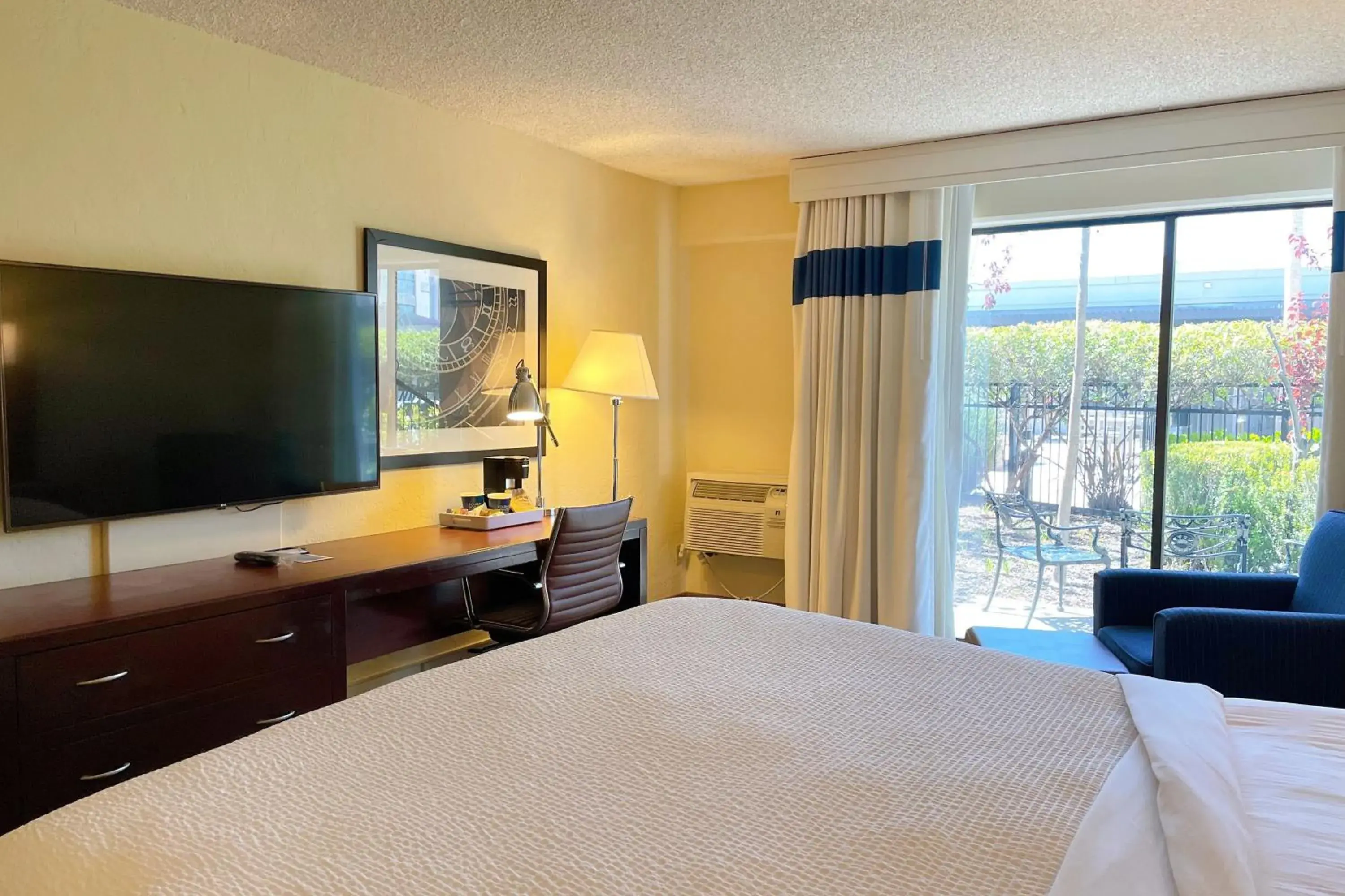 Deluxe Patio, Guest room, 1 King in Four Points by Sheraton San Rafael Marin County Deluxe Patio, Guest room, 1 King in Four Points by Sheraton San Rafael Marin County