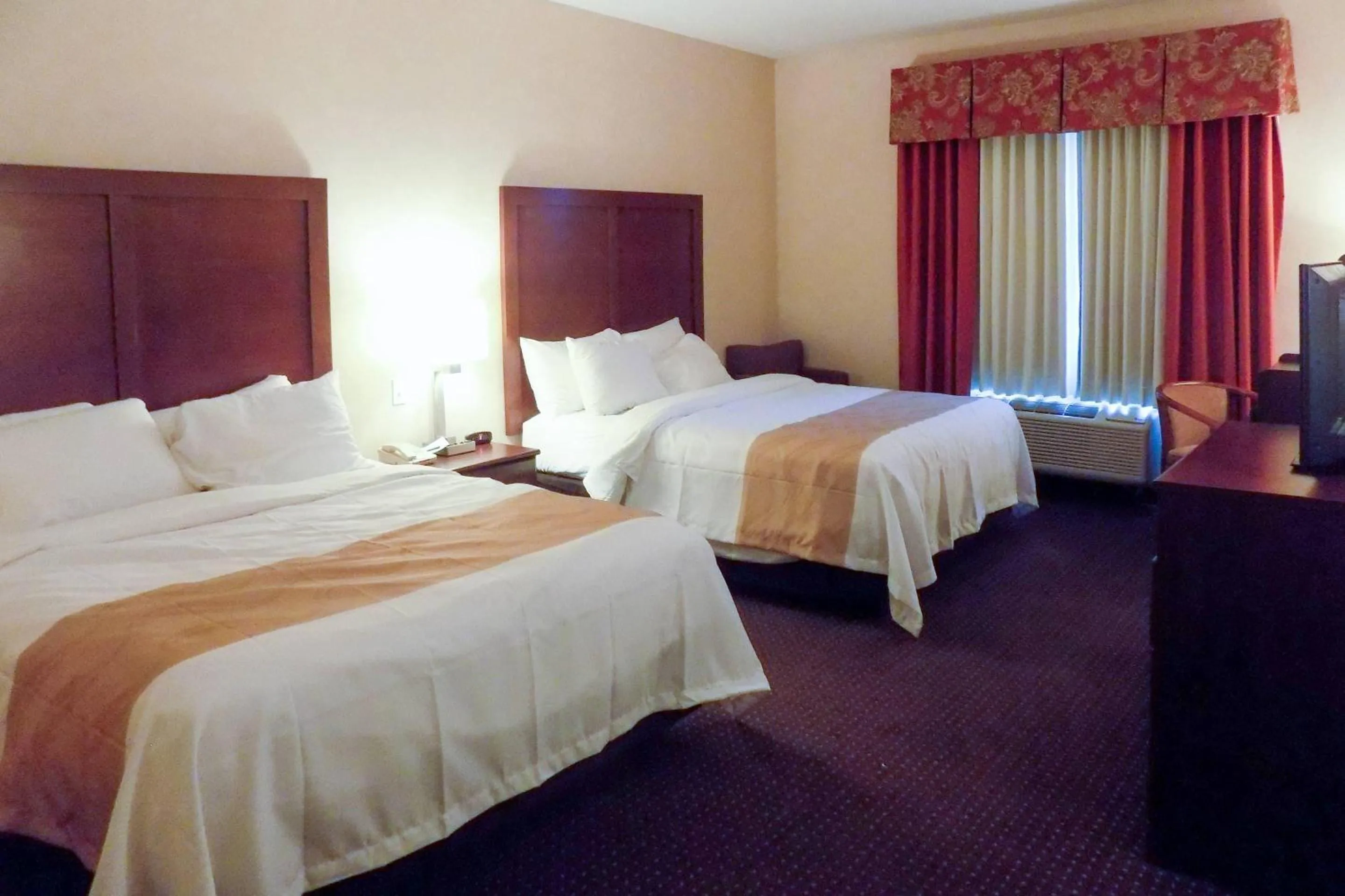 Bedroom, Bed in Quality Inn Kingdom City I-70